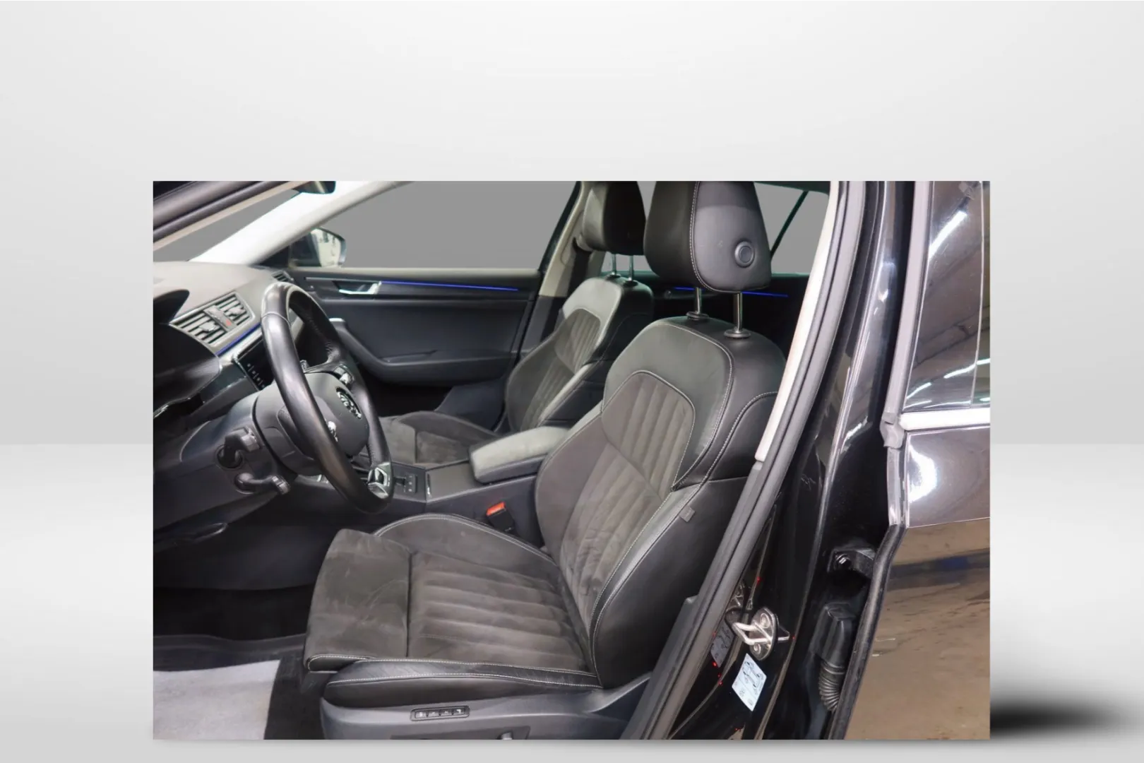 SKODA Superb MOT-573 carousel image