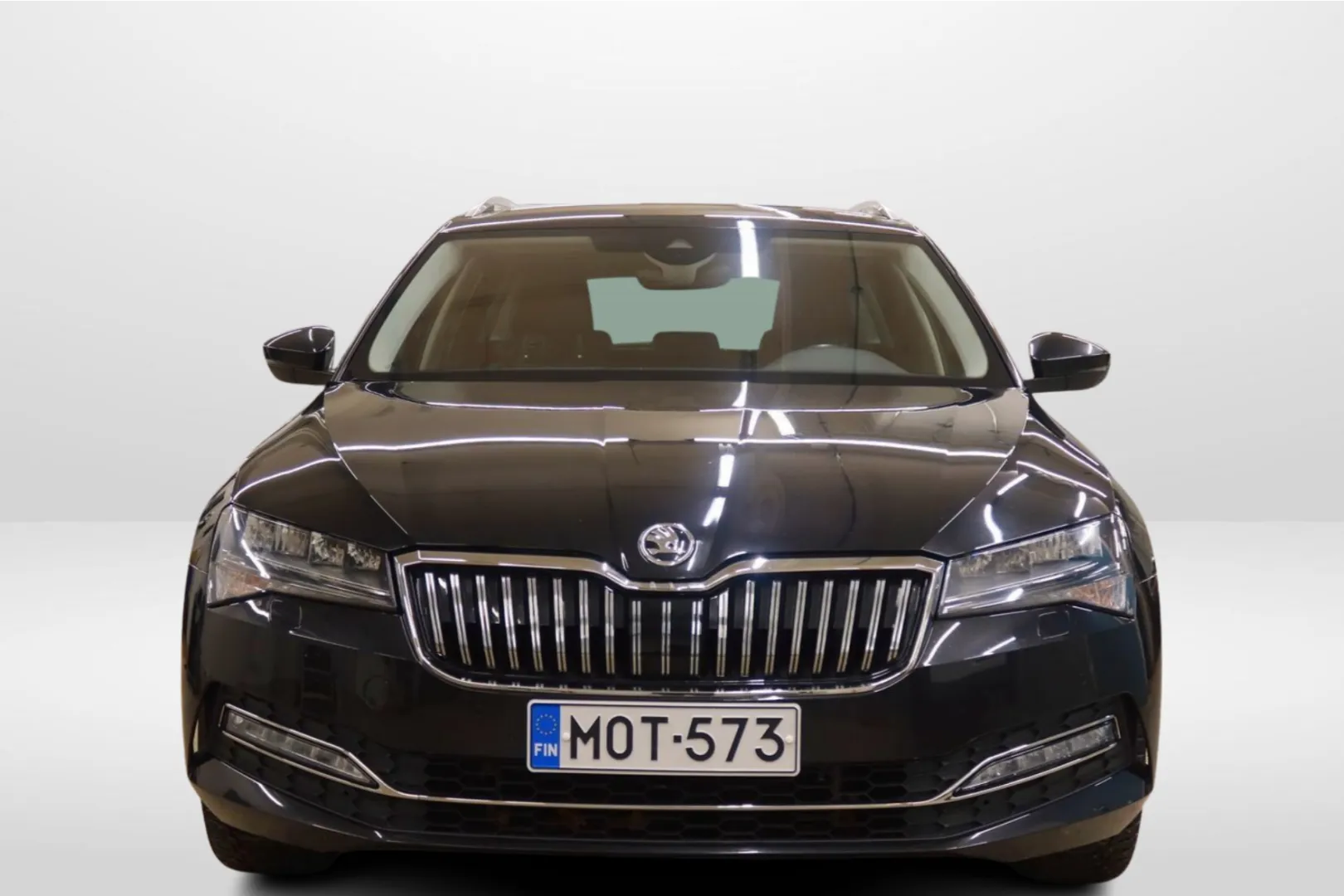 SKODA Superb MOT-573 carousel image