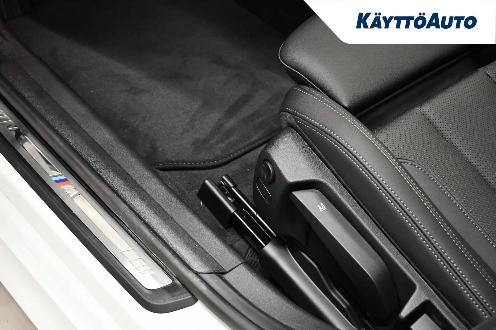 BMW 330 YYE-538 carousel image