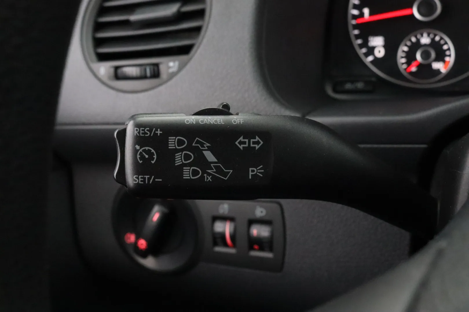 VOLKSWAGEN Caddy TYZ-134 carousel image