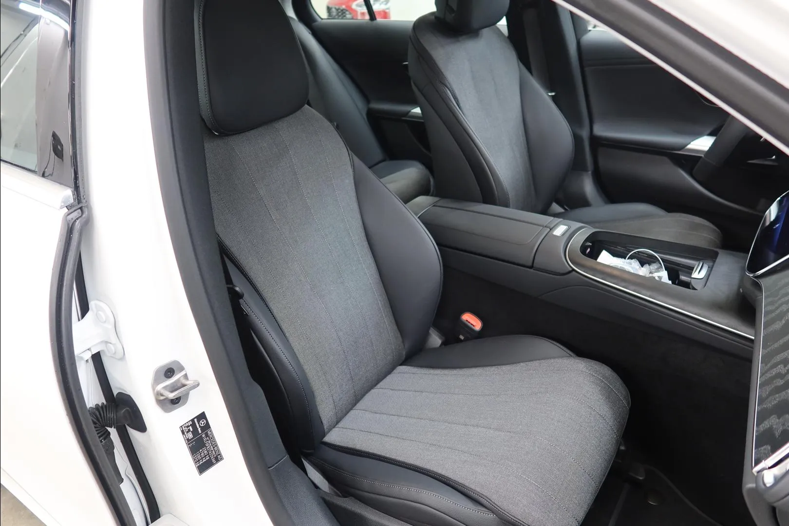 Mercedes-Benz E ISR-290 carousel image