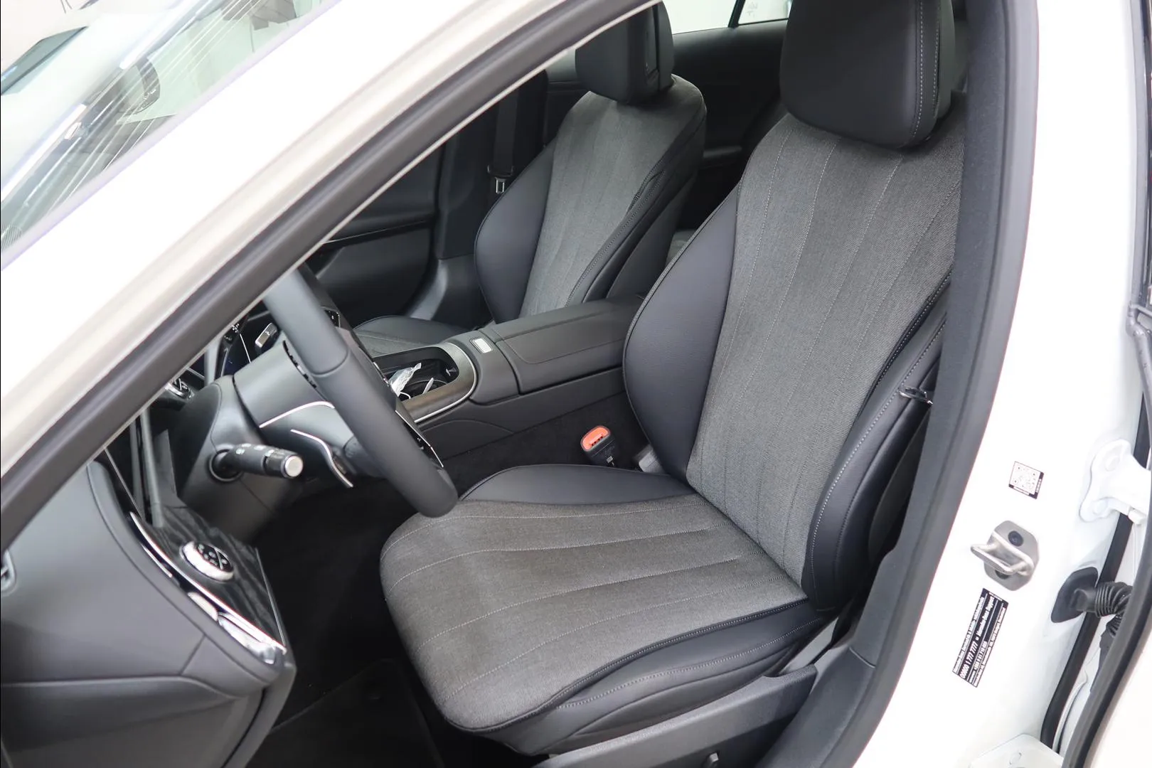 Mercedes-Benz E ISR-290 carousel image