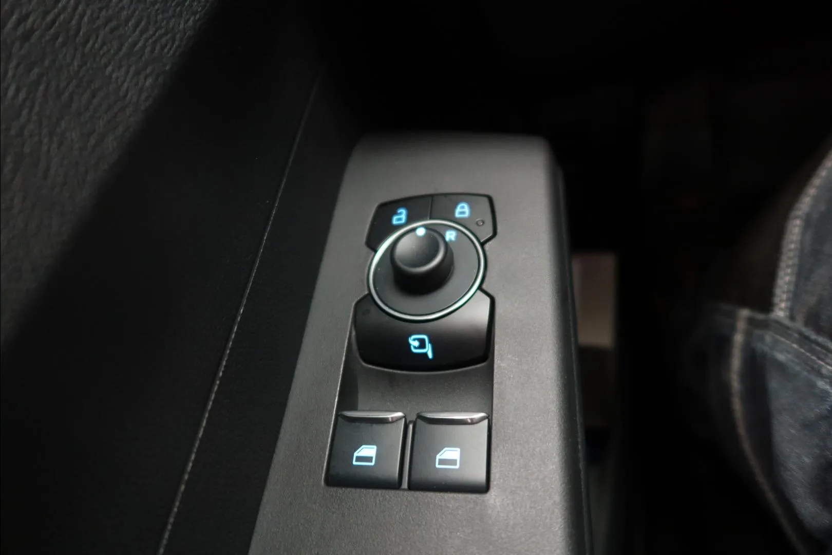 Ford Transit Courier JOB-176 carousel image