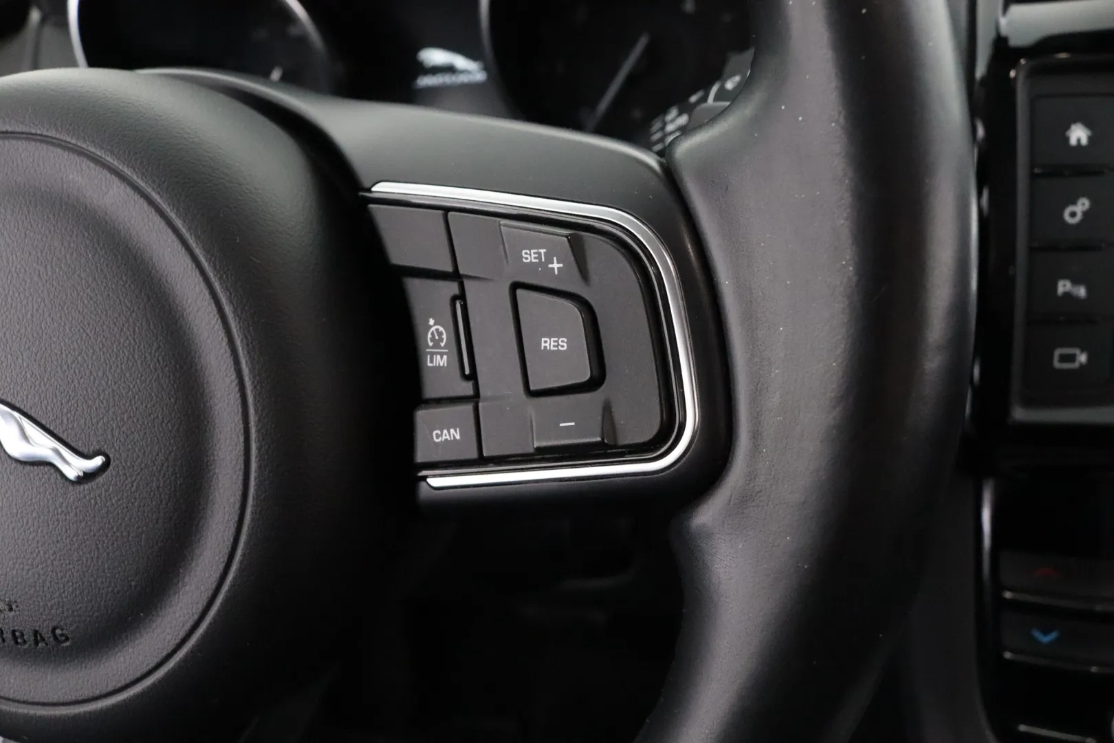 JAGUAR F-PACE OVN-292 carousel image