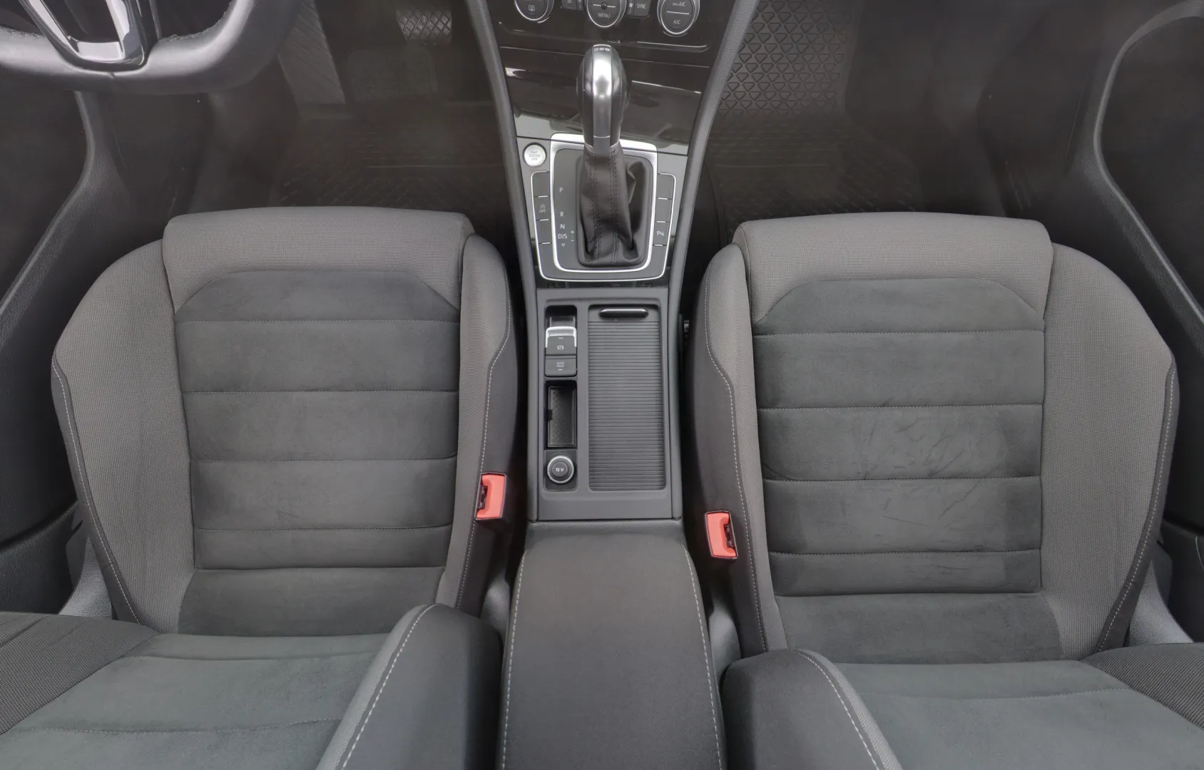 VOLKSWAGEN Golf FNZ-968 carousel image