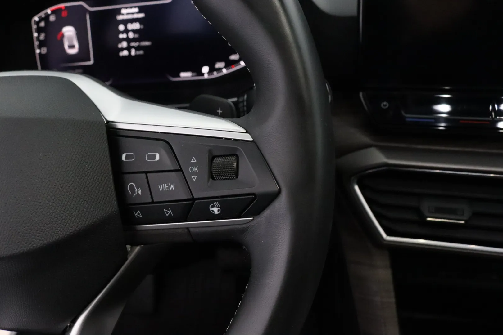 SEAT Leon Sportstourer RUL-105 carousel image