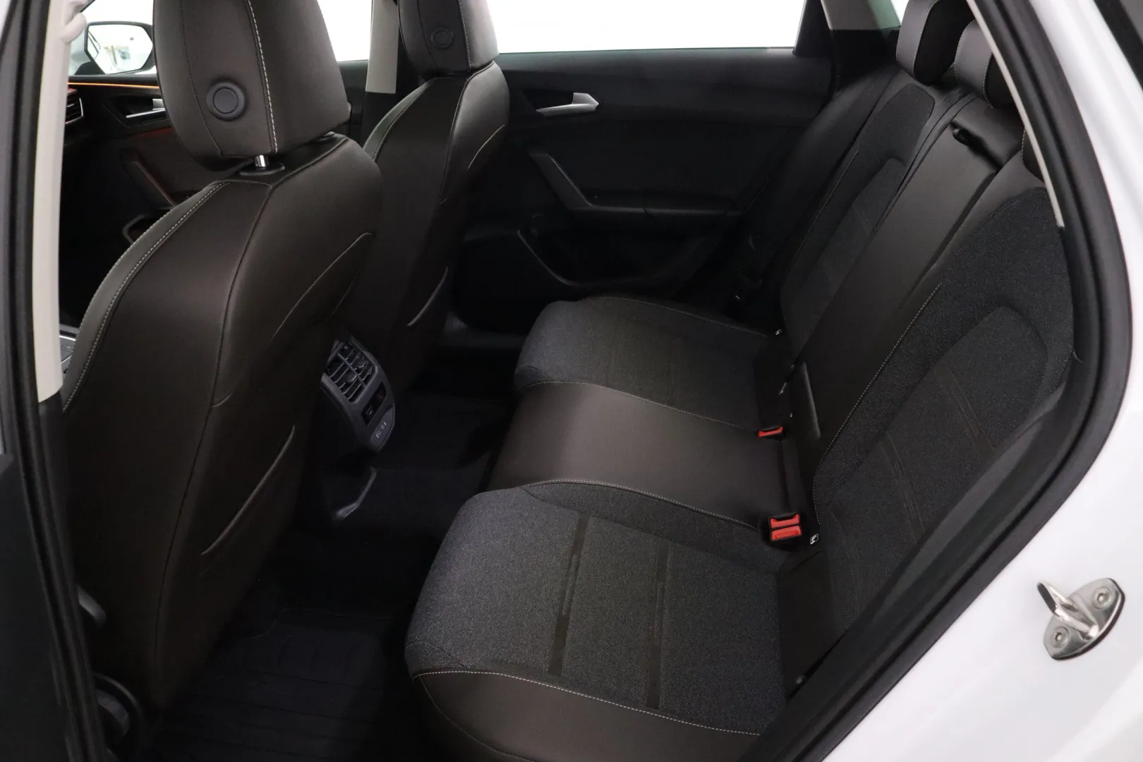 SEAT Leon Sportstourer RUL-105 carousel image