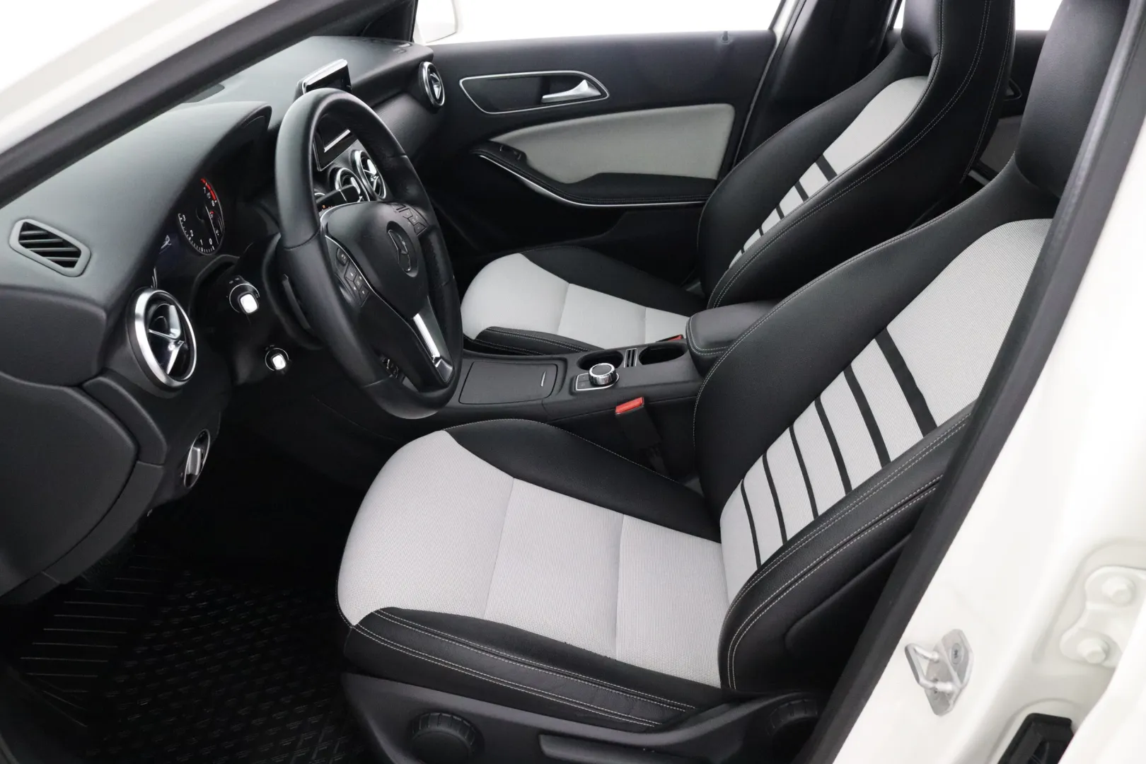 MERCEDES-BENZ A ILN-577 carousel image