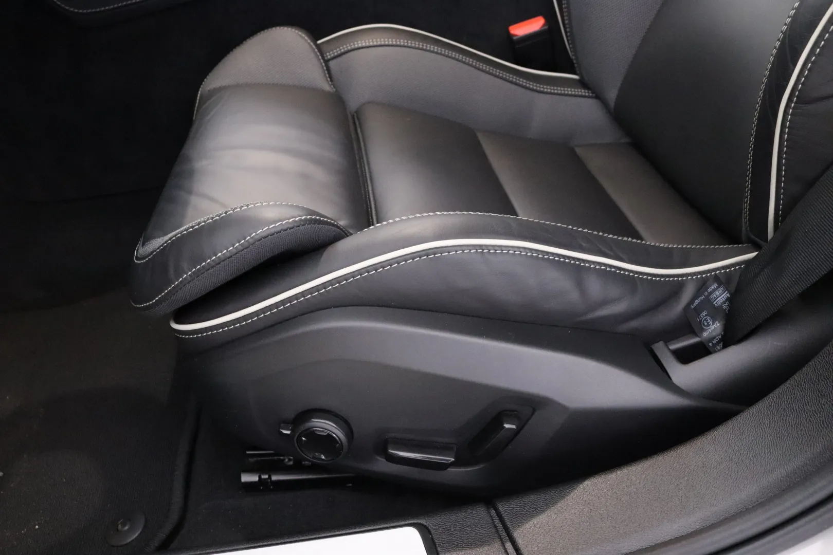 VOLVO S60 RVZ-182 carousel image