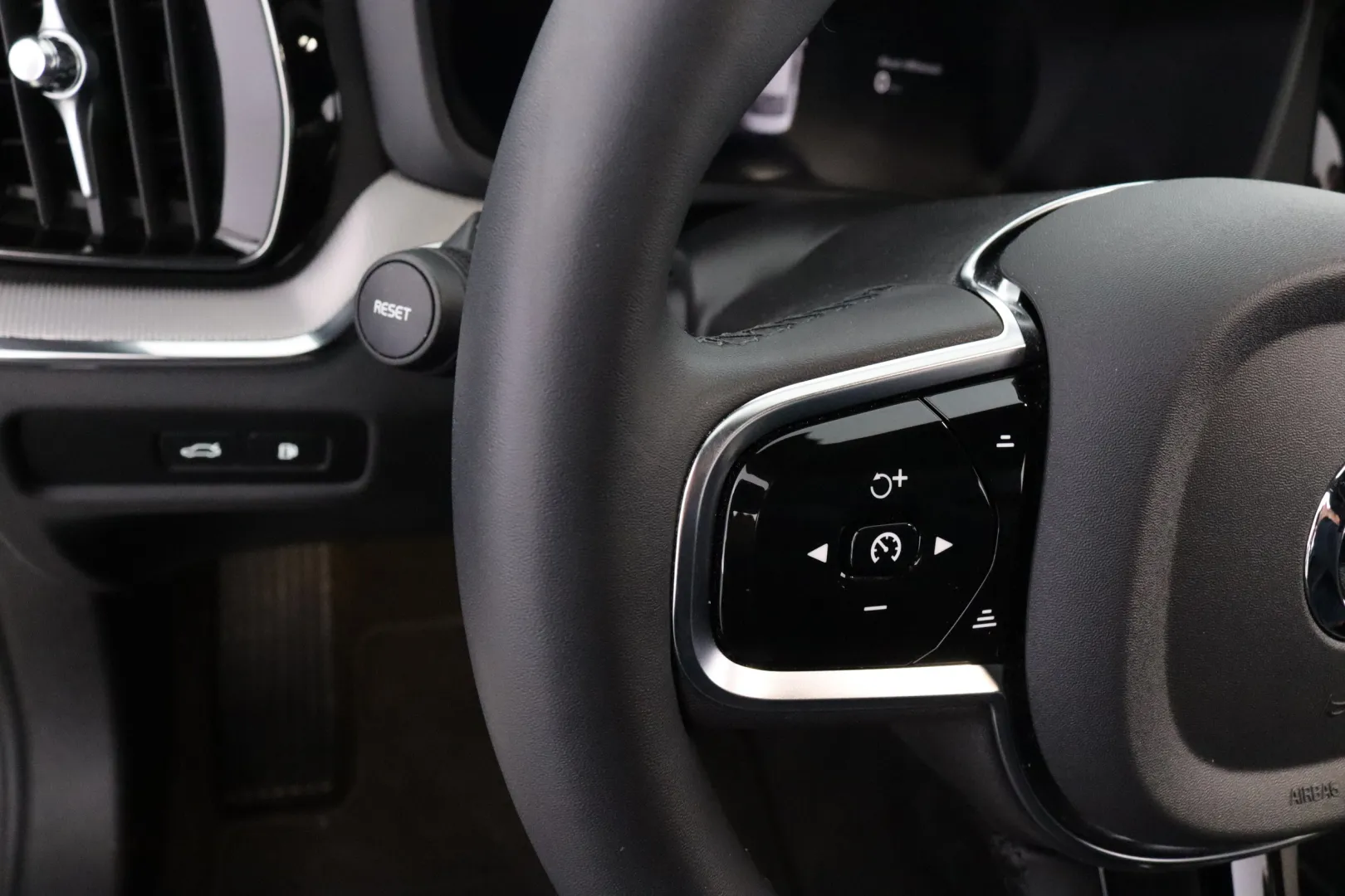 VOLVO S60 RVZ-182 carousel image