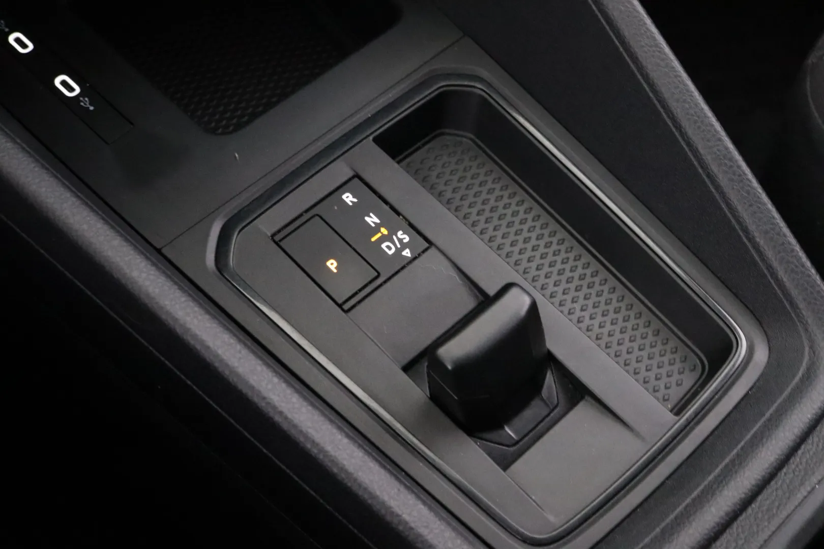 VOLKSWAGEN Caddy Maxi LRO-645 carousel image