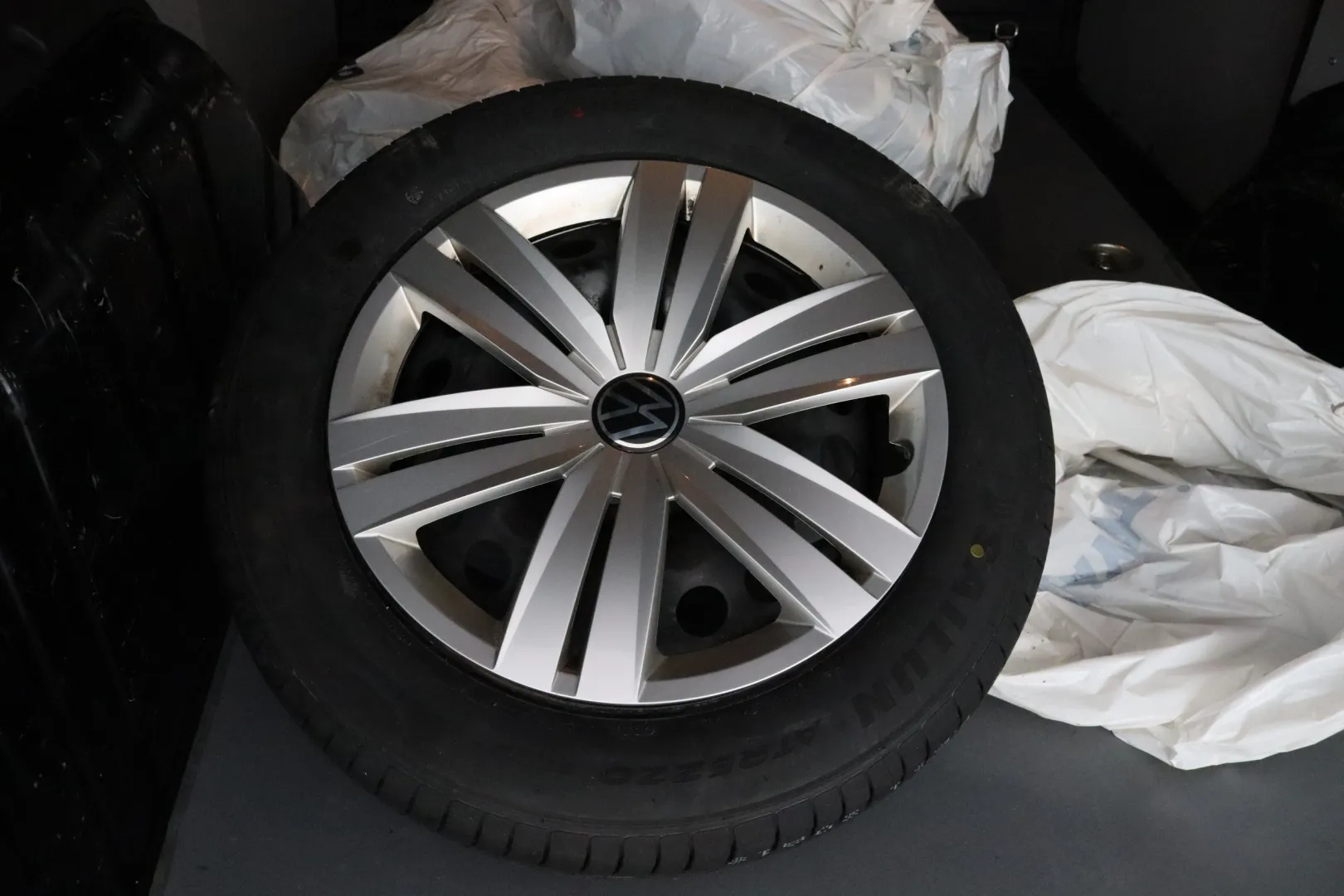 VOLKSWAGEN Caddy Maxi LRO-645 carousel image