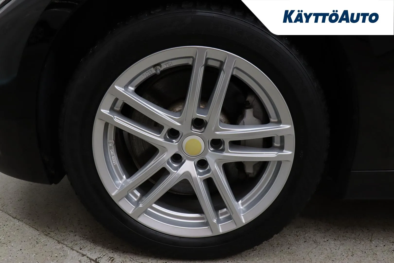 BMW 330 ZNV-801 carousel image