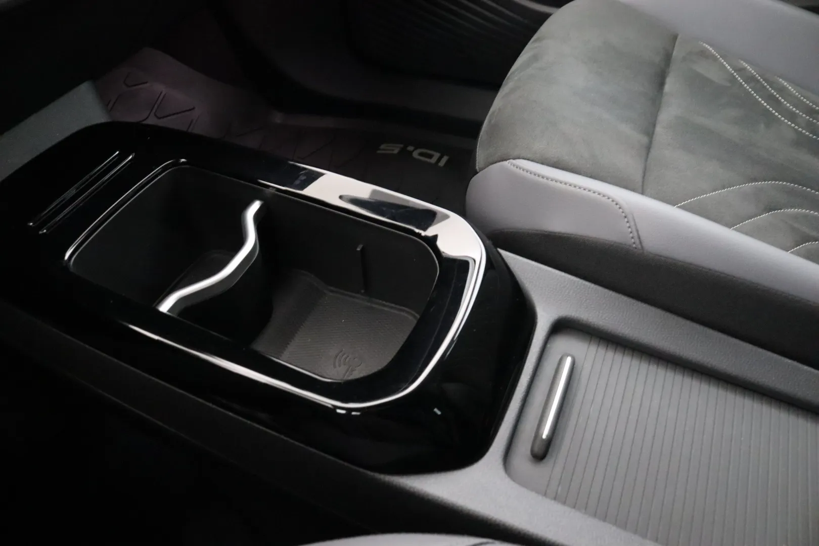 VOLKSWAGEN ID.5 EUC-860 carousel image