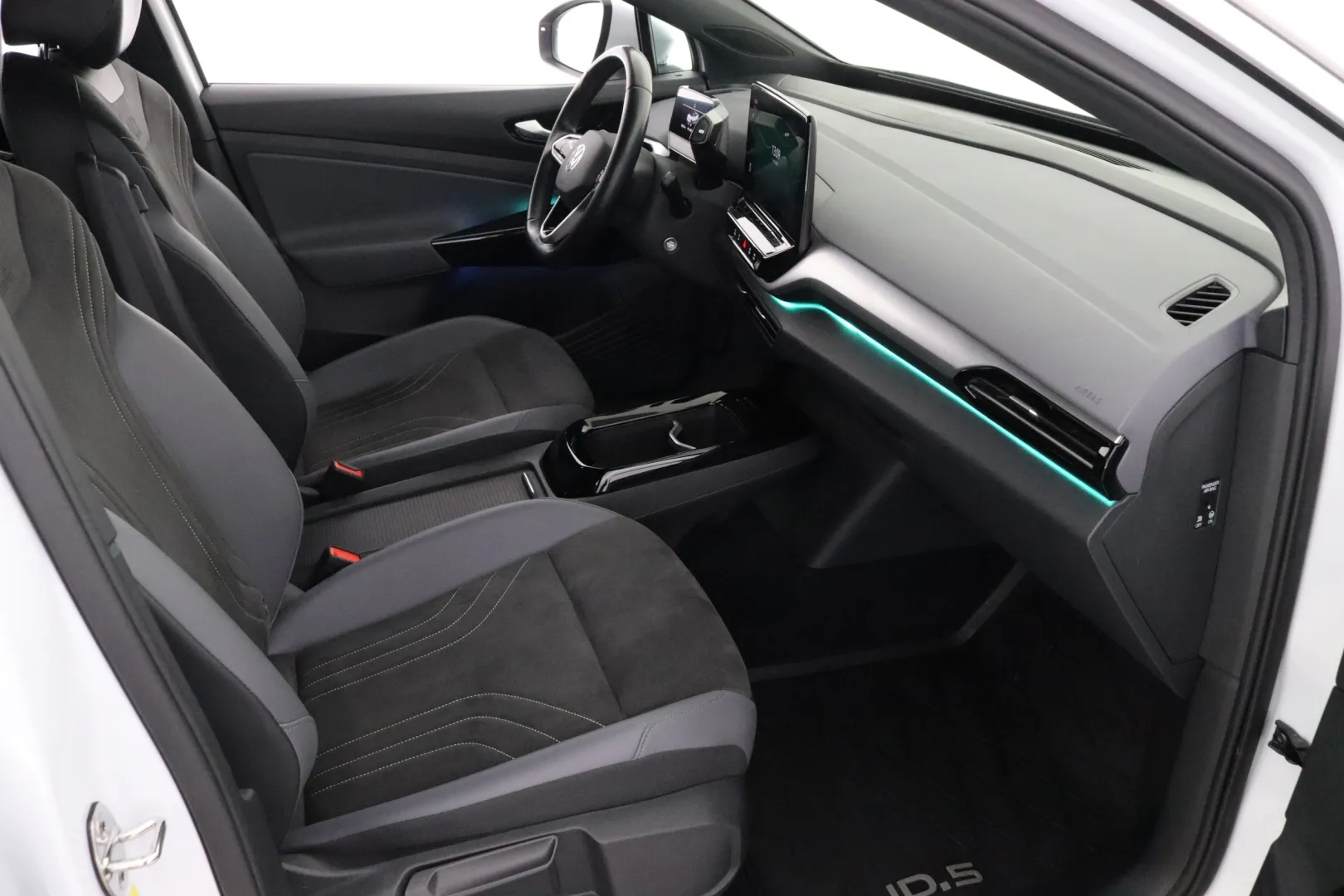 VOLKSWAGEN ID.5 EUC-860 carousel image