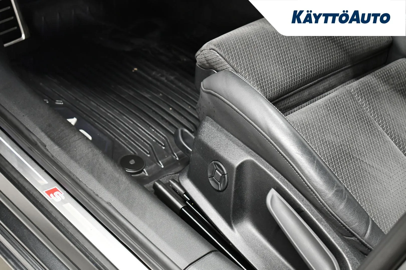 AUDI A6 KUH-813 carousel image