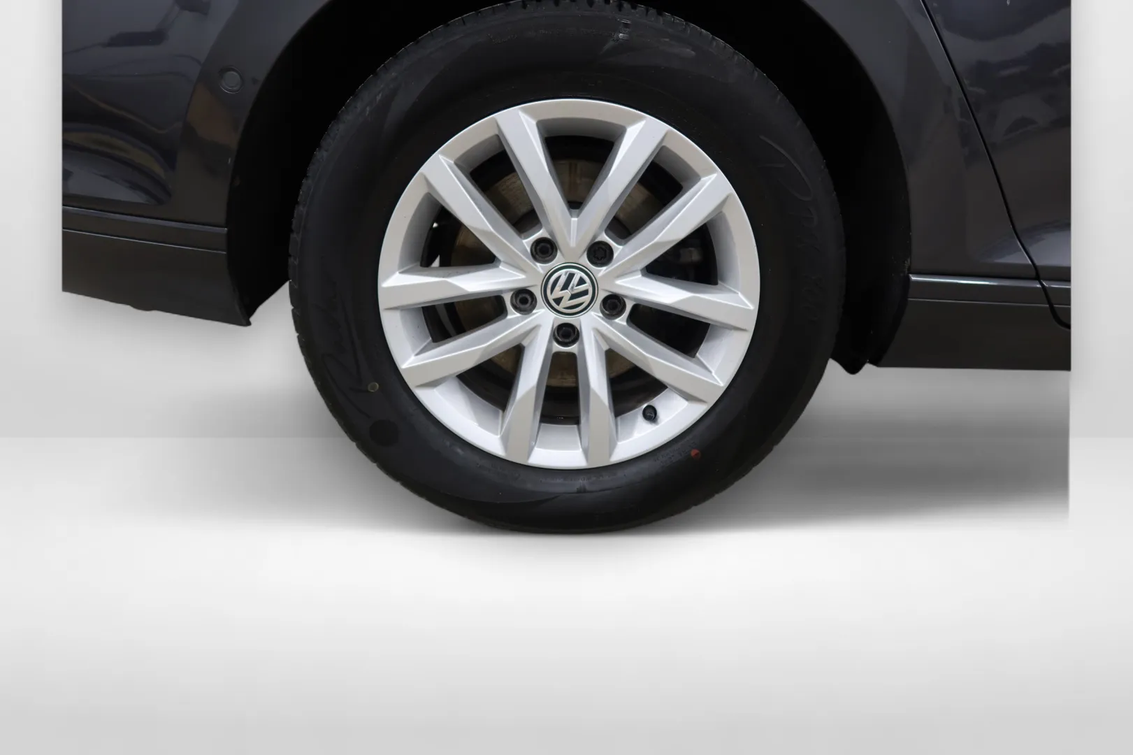 VOLKSWAGEN Passat MNT-551 carousel image