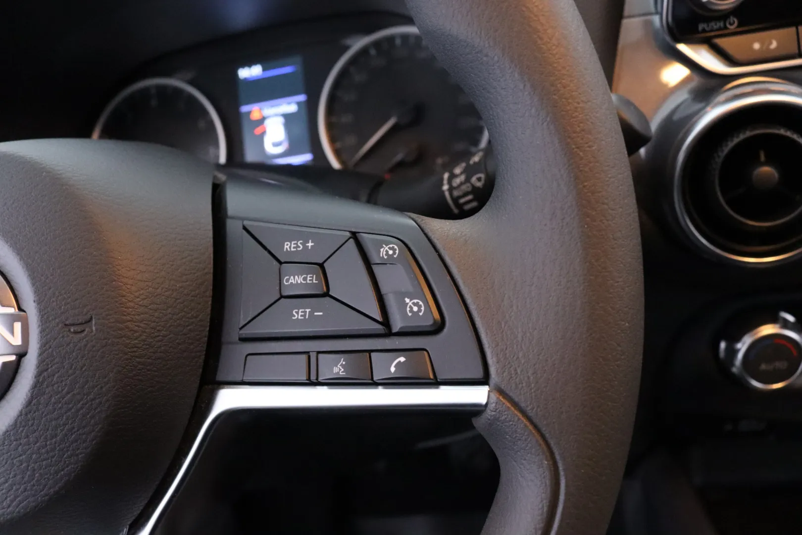 NISSAN Juke OZZ-675 carousel image