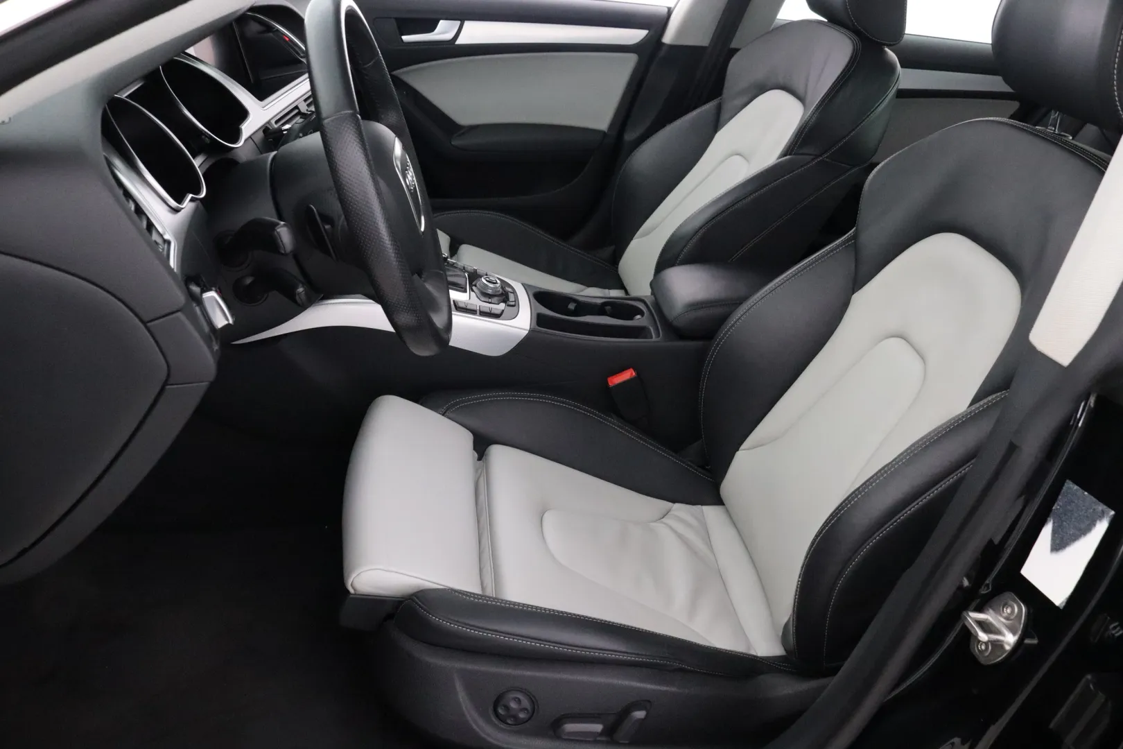 AUDI A5 OOZ-217 carousel image