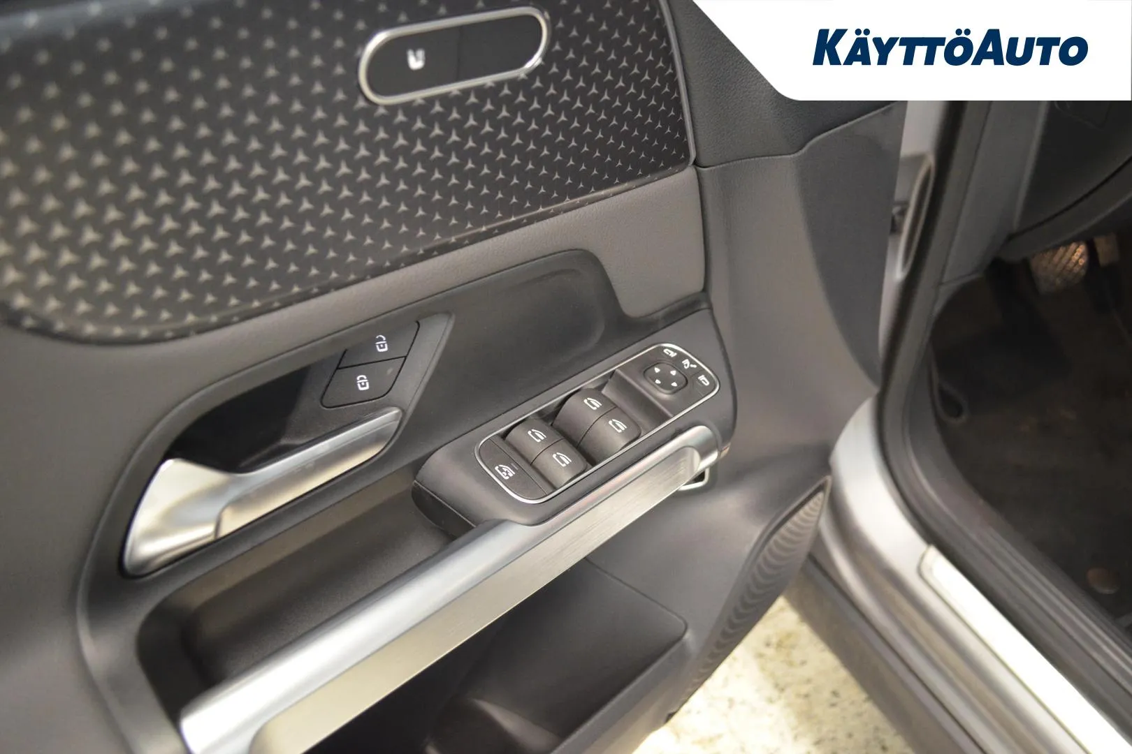 Mercedes-Benz EQB XUZ-634 carousel image