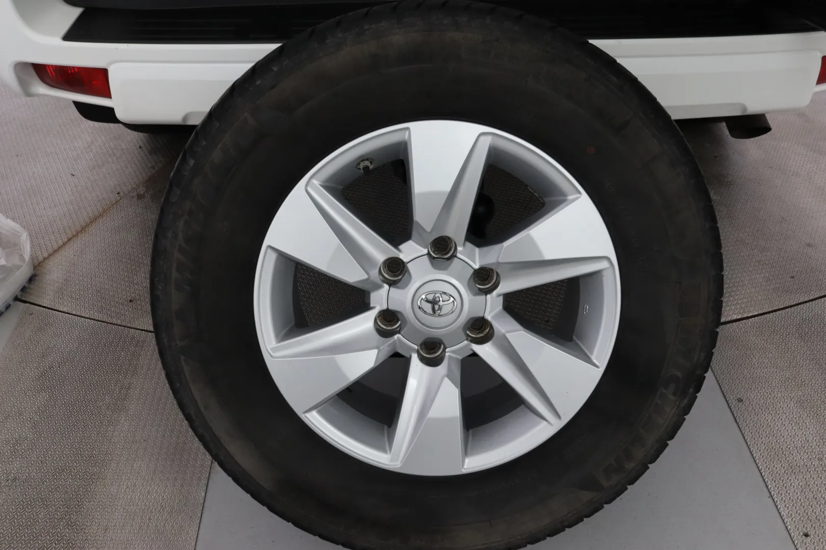 TOYOTA Land Cruiser ZOH-751 carousel image