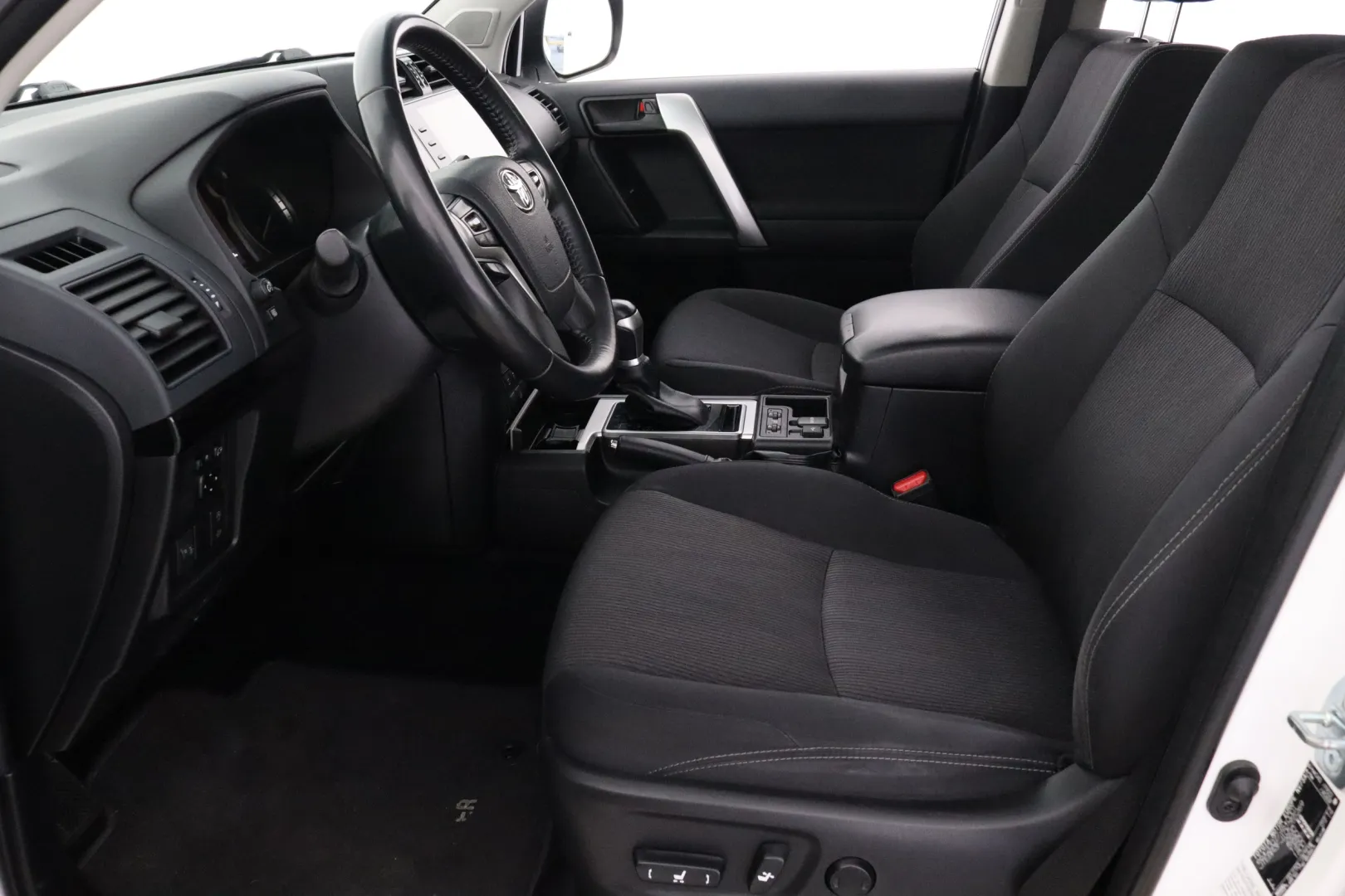 TOYOTA Land Cruiser ZOH-751 carousel image