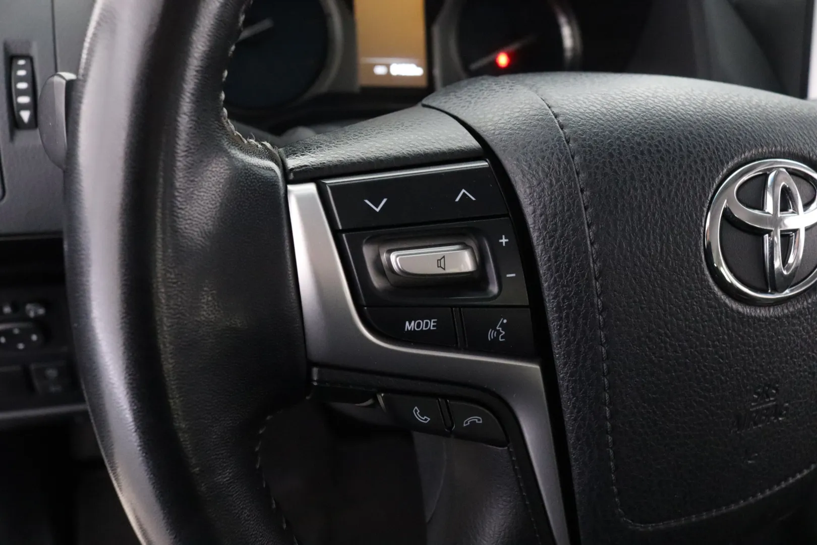 TOYOTA Land Cruiser ZOH-751 carousel image