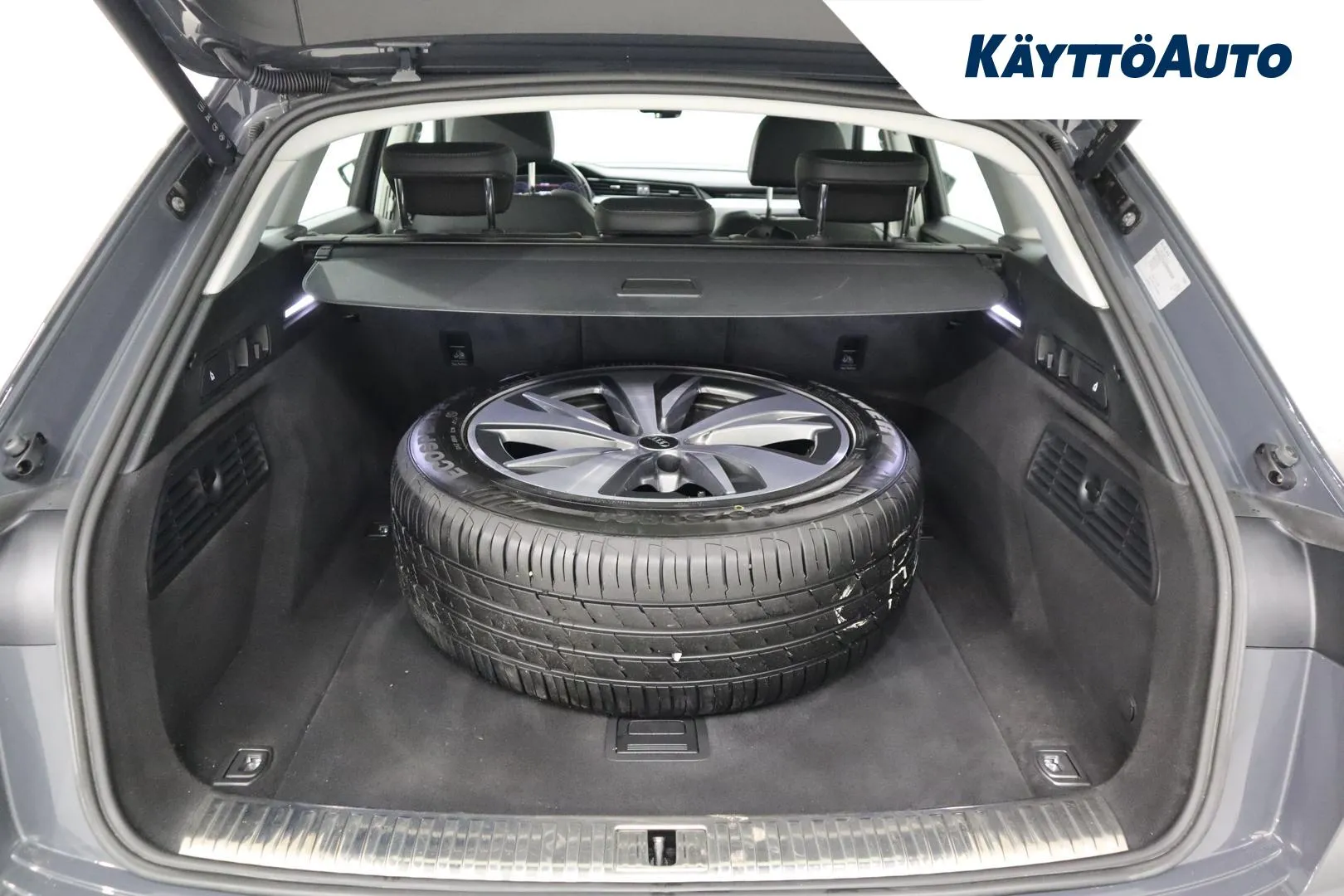 AUDI Q8 e-tron CRL-546 carousel image