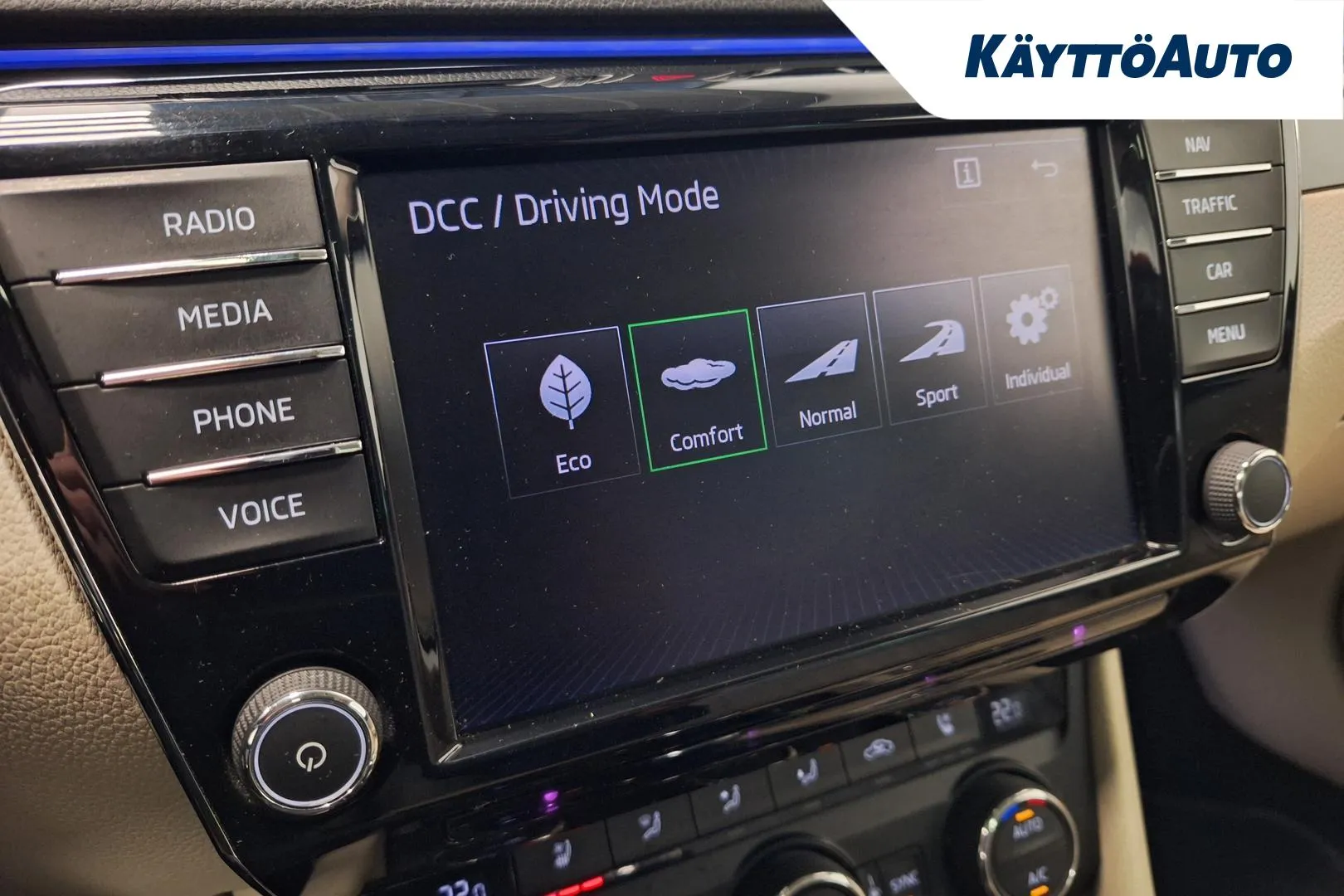 SKODA Superb YIZ-253 carousel image