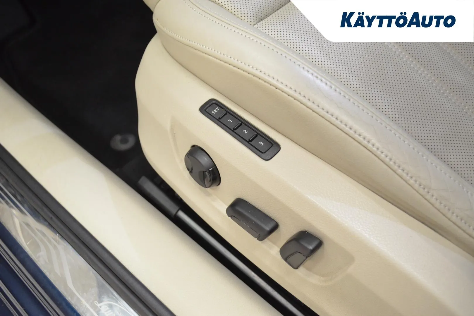 SKODA Superb YIZ-253 carousel image