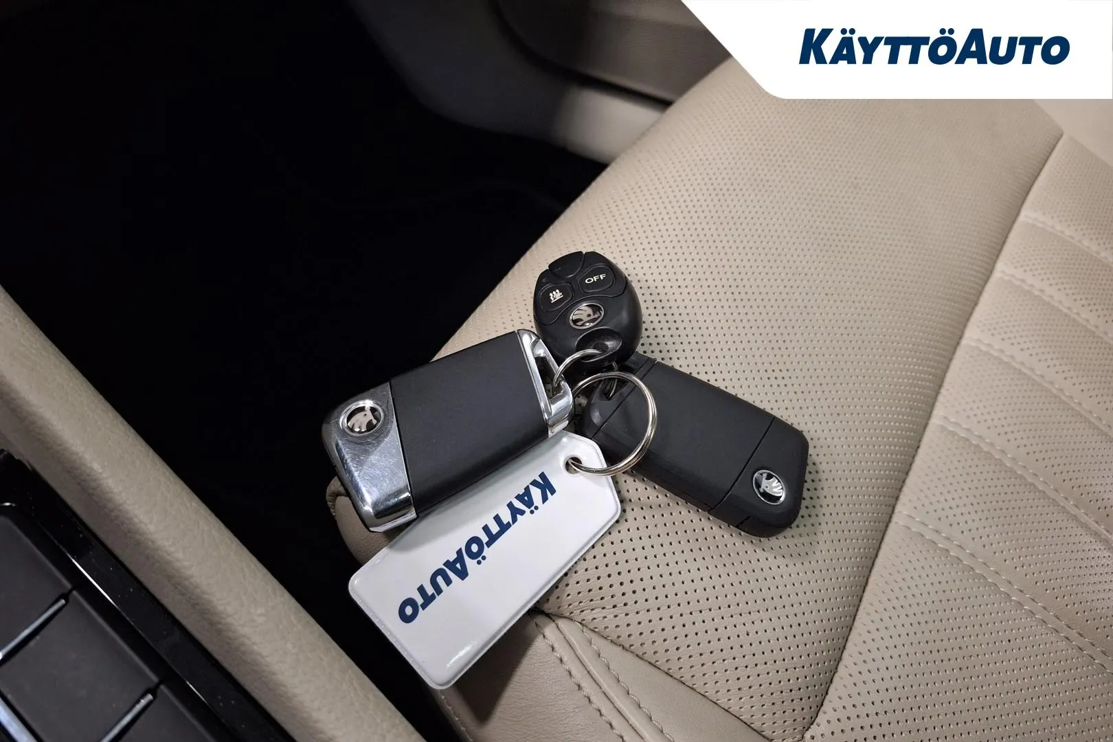 SKODA Superb YIZ-253 carousel image