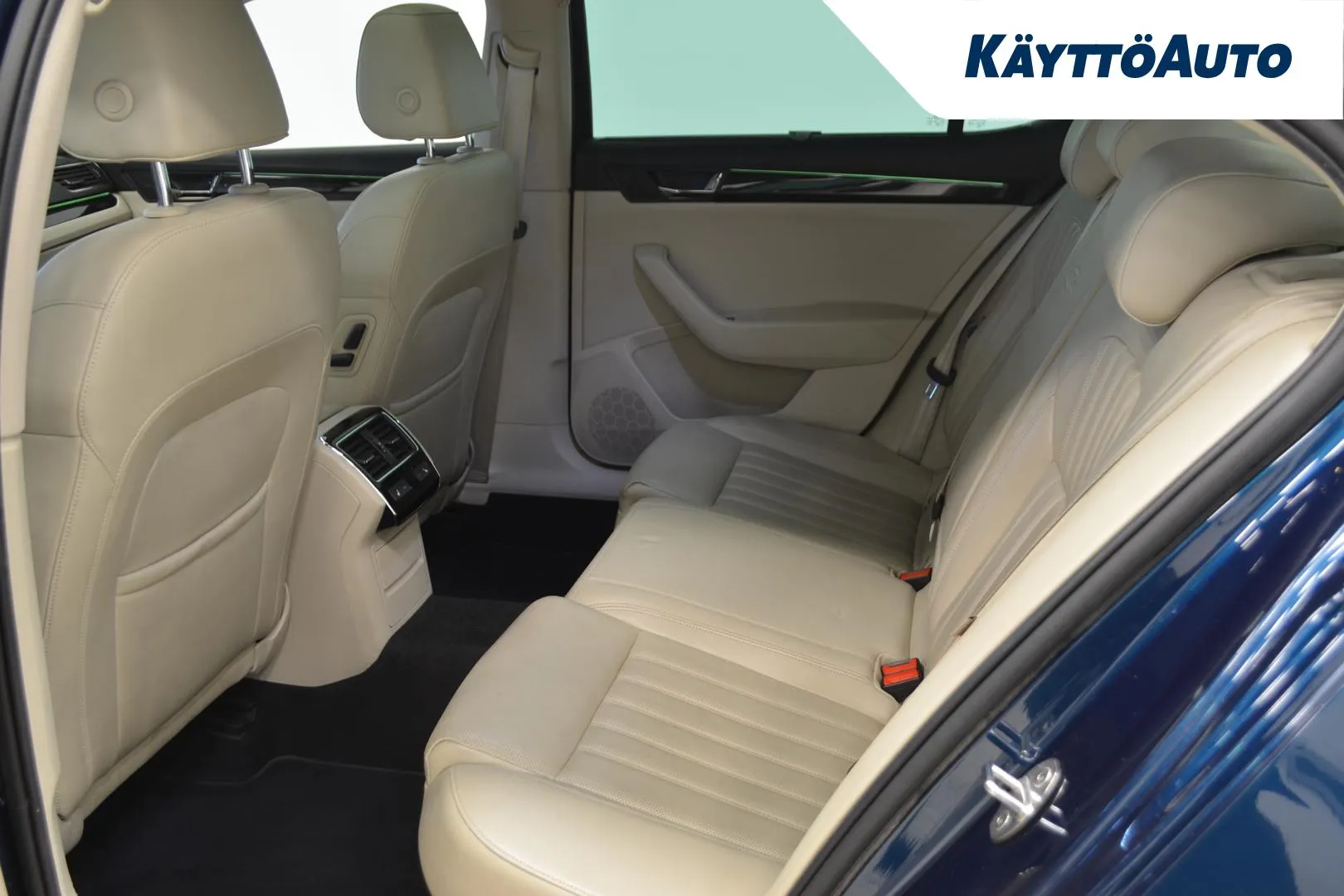 SKODA Superb YIZ-253 carousel image