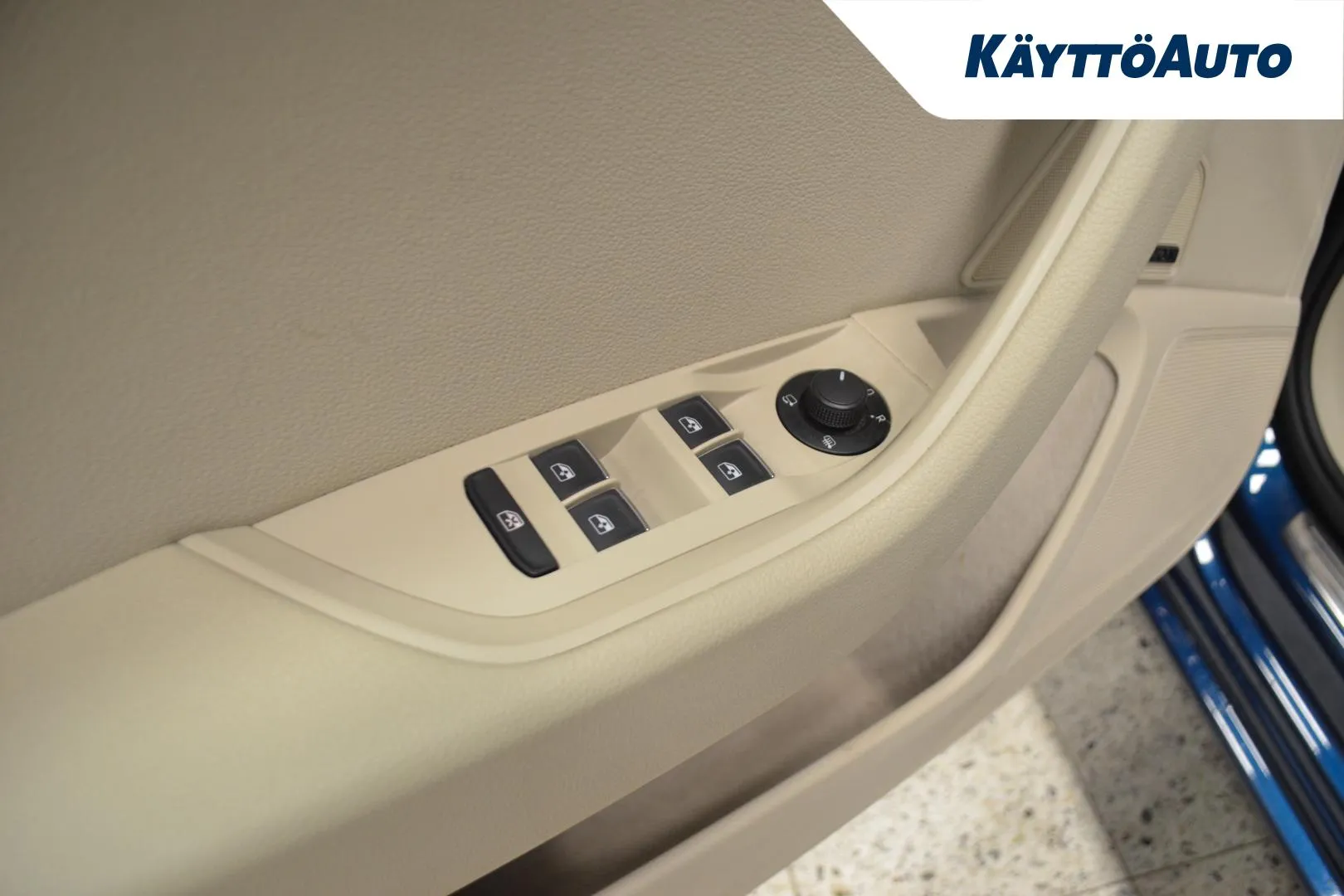 SKODA Superb YIZ-253 carousel image