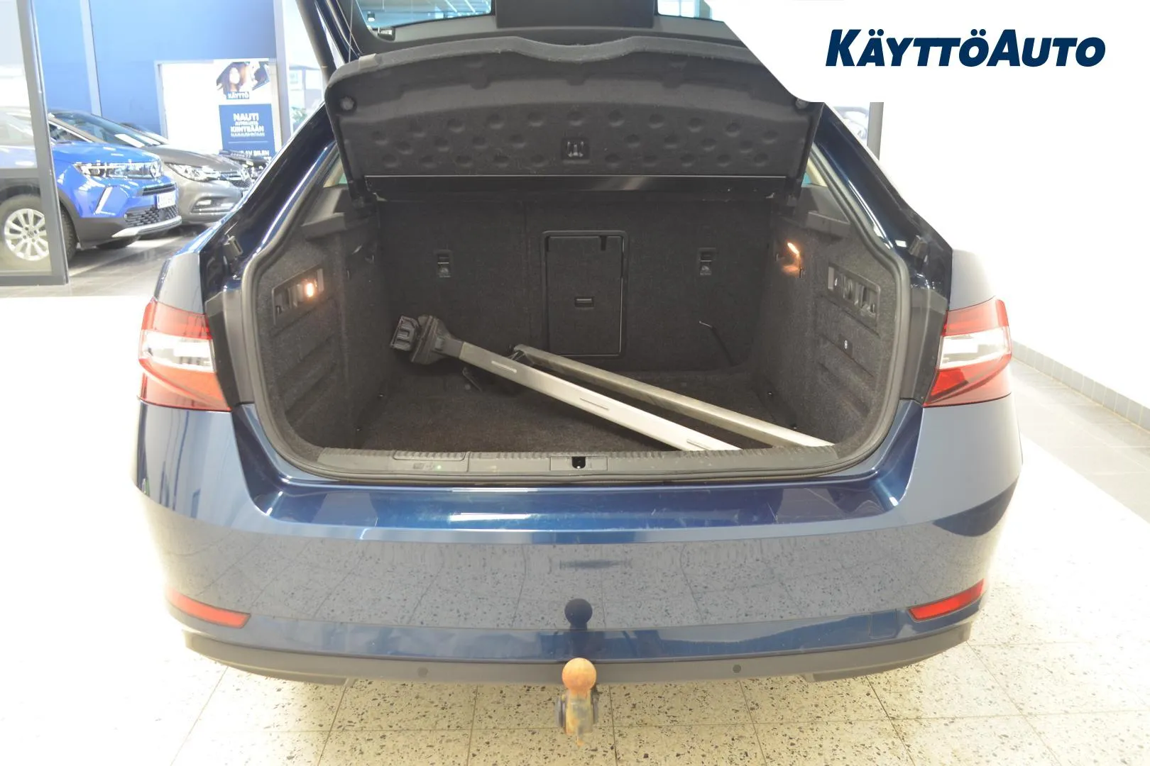 SKODA Superb YIZ-253 carousel image