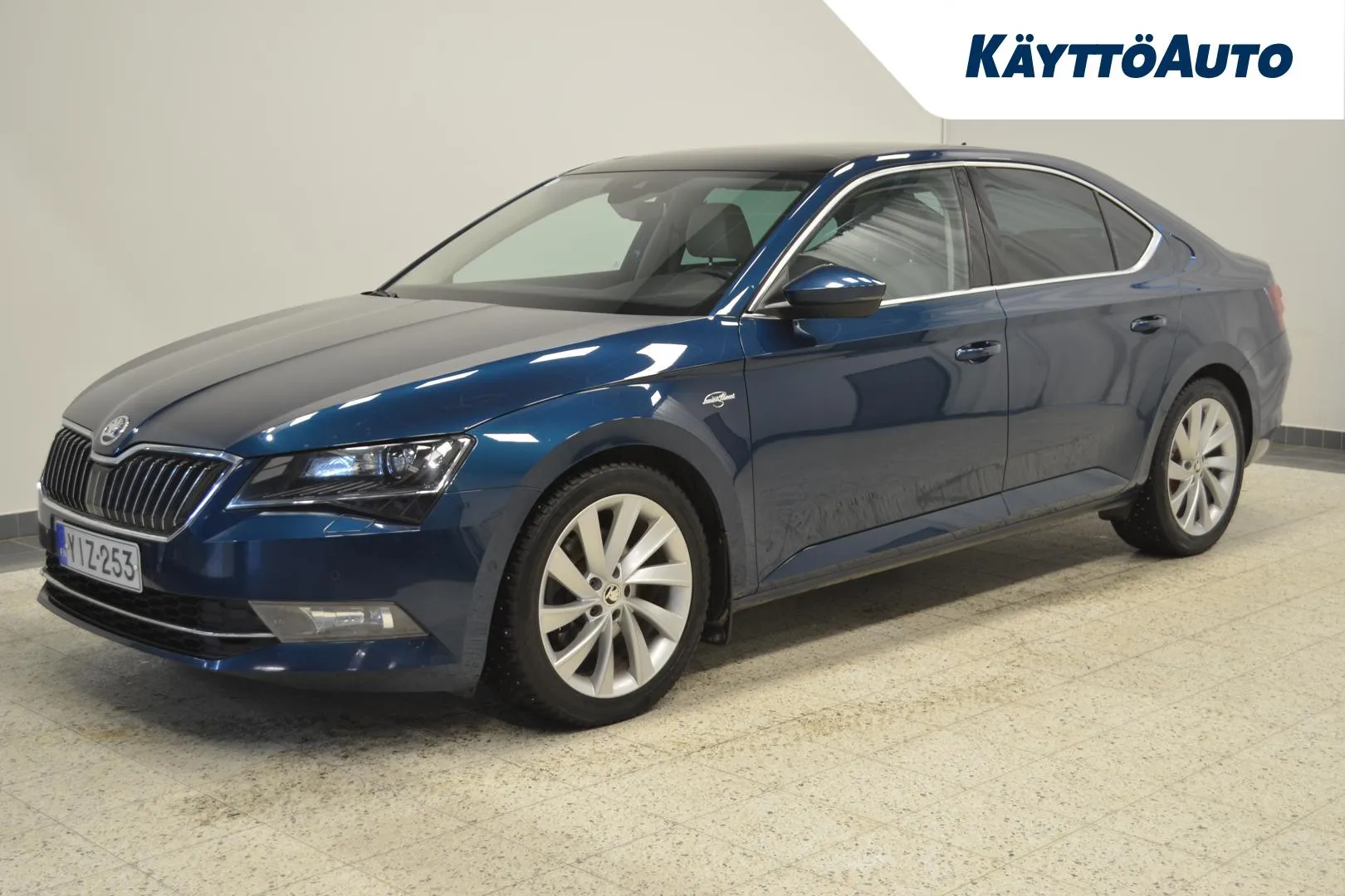 SKODA Superb YIZ-253 carousel image