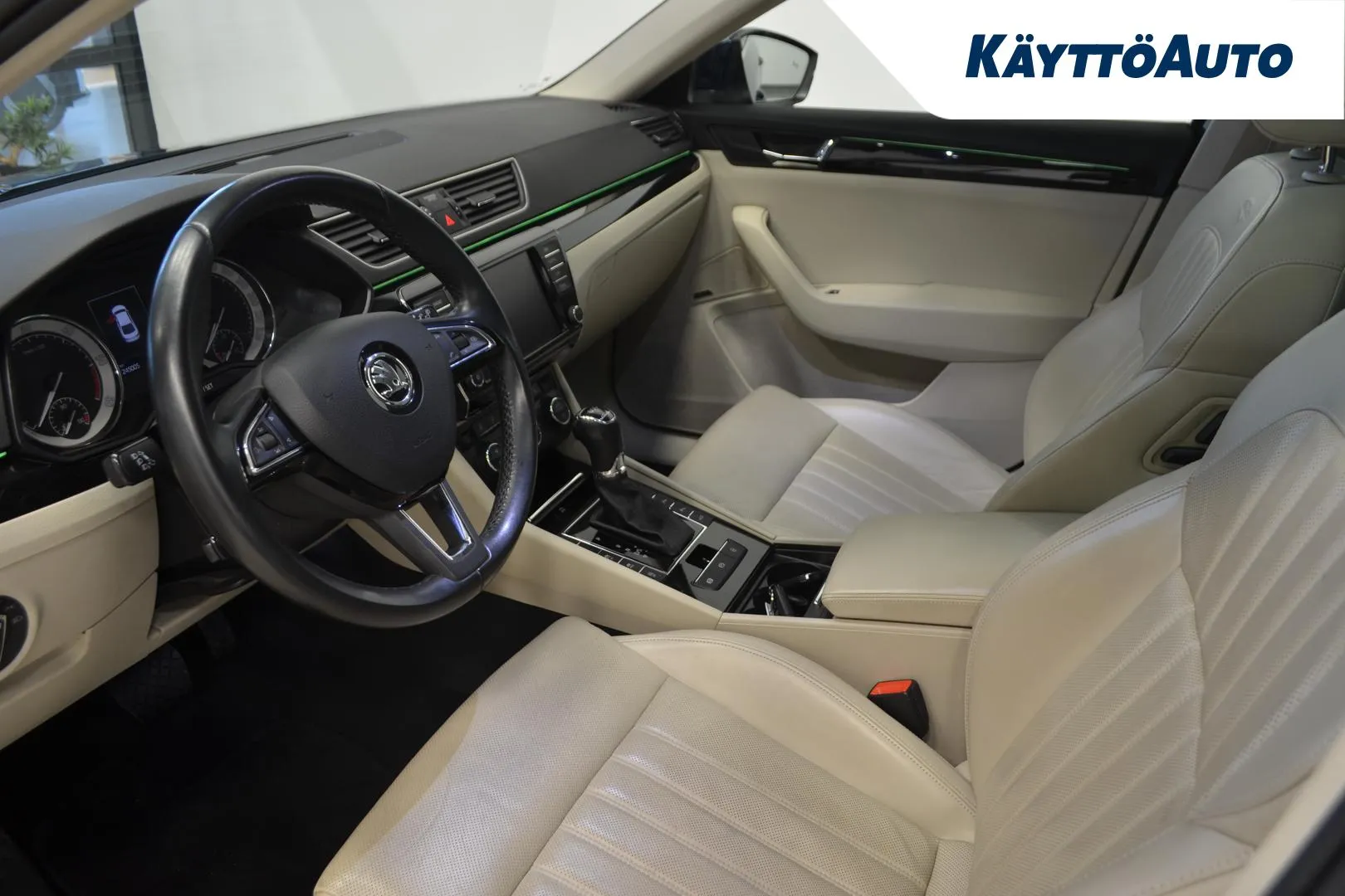 SKODA Superb YIZ-253 carousel image