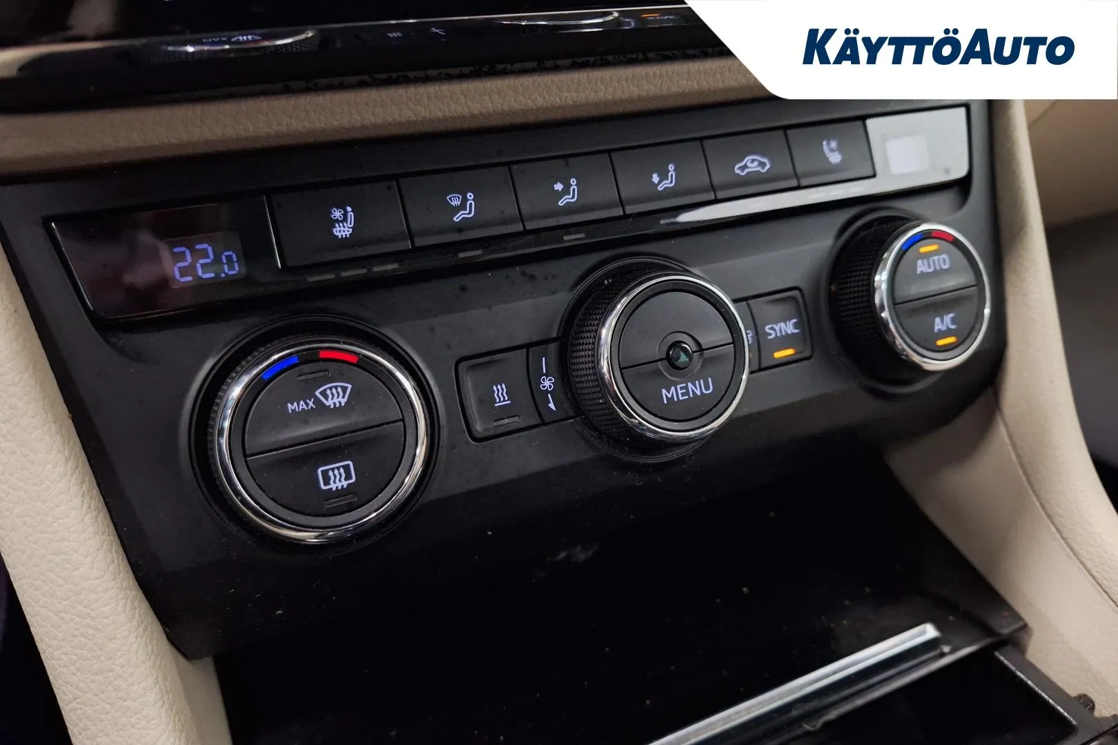 SKODA Superb YIZ-253 carousel image