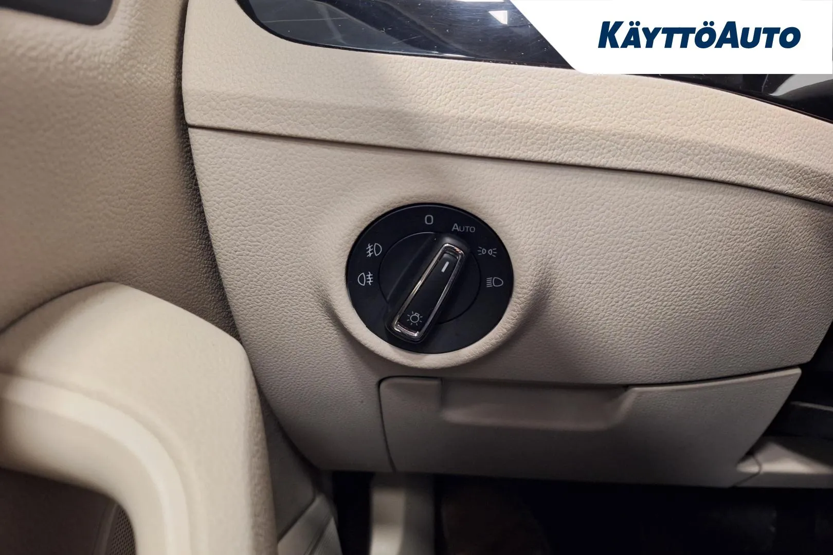 SKODA Superb YIZ-253 carousel image