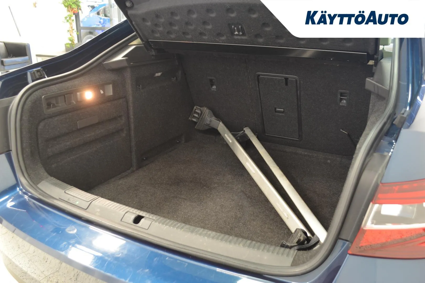 SKODA Superb YIZ-253 carousel image