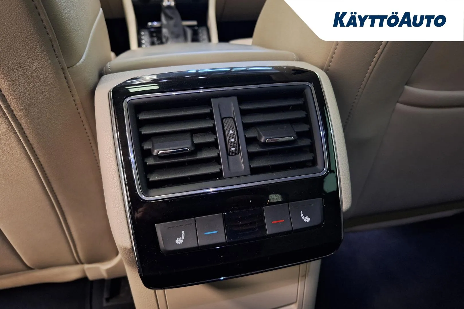 SKODA Superb YIZ-253 carousel image