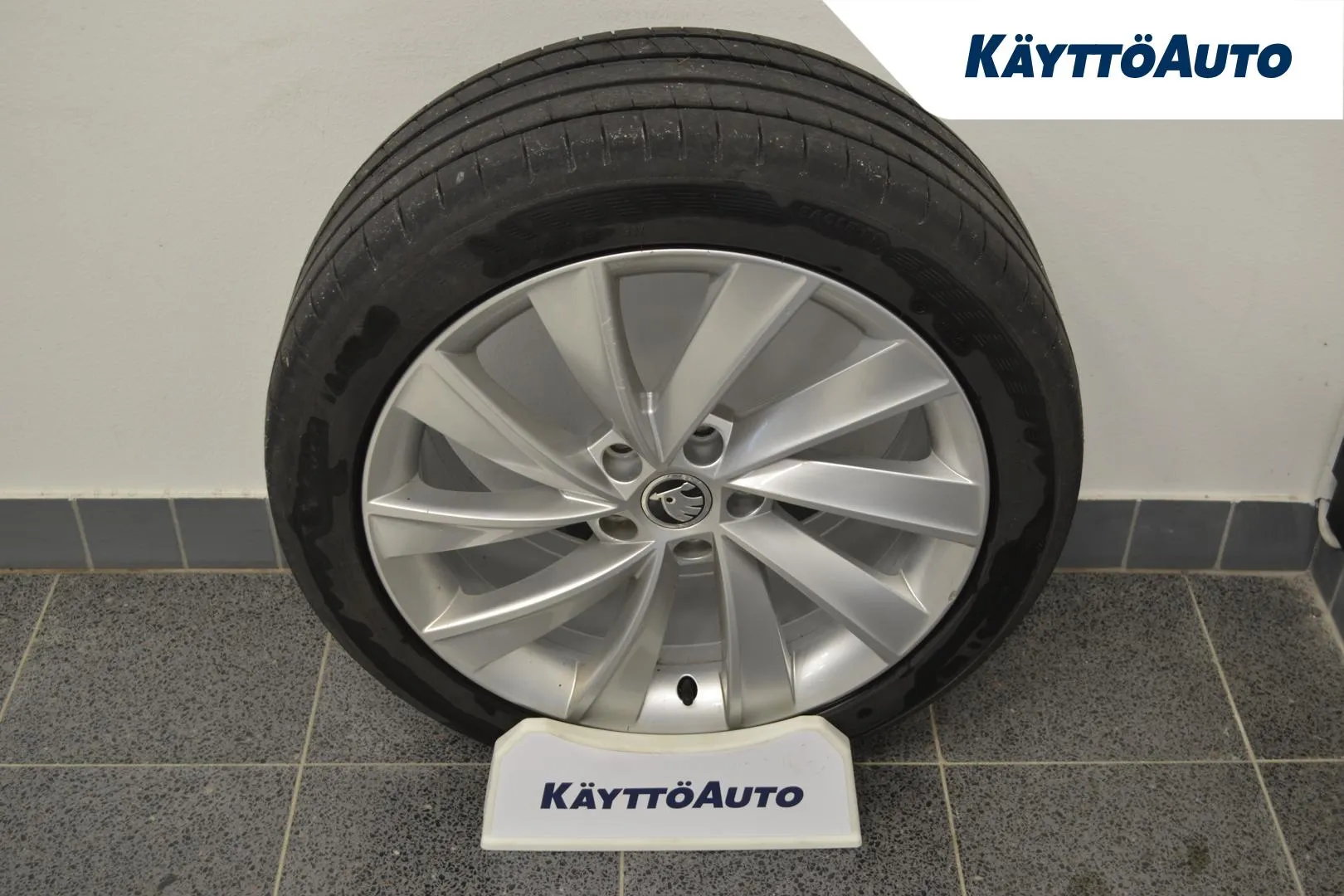 SKODA Superb YIZ-253 carousel image