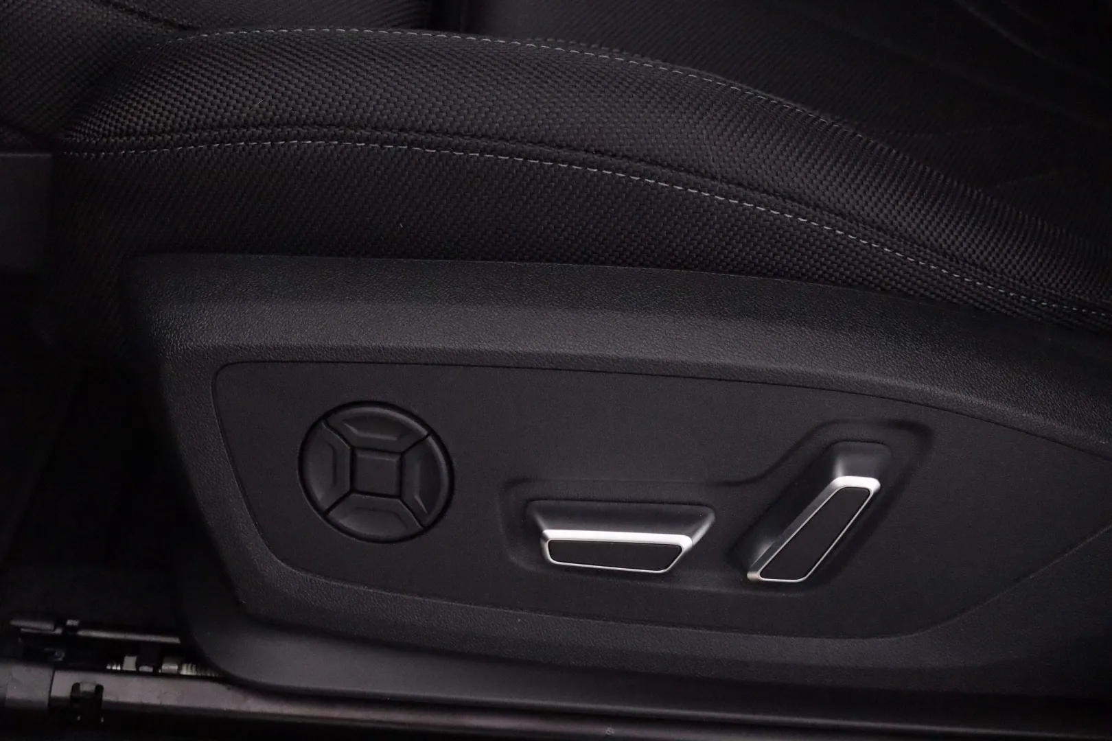 Audi Q3 LTN-261 carousel image