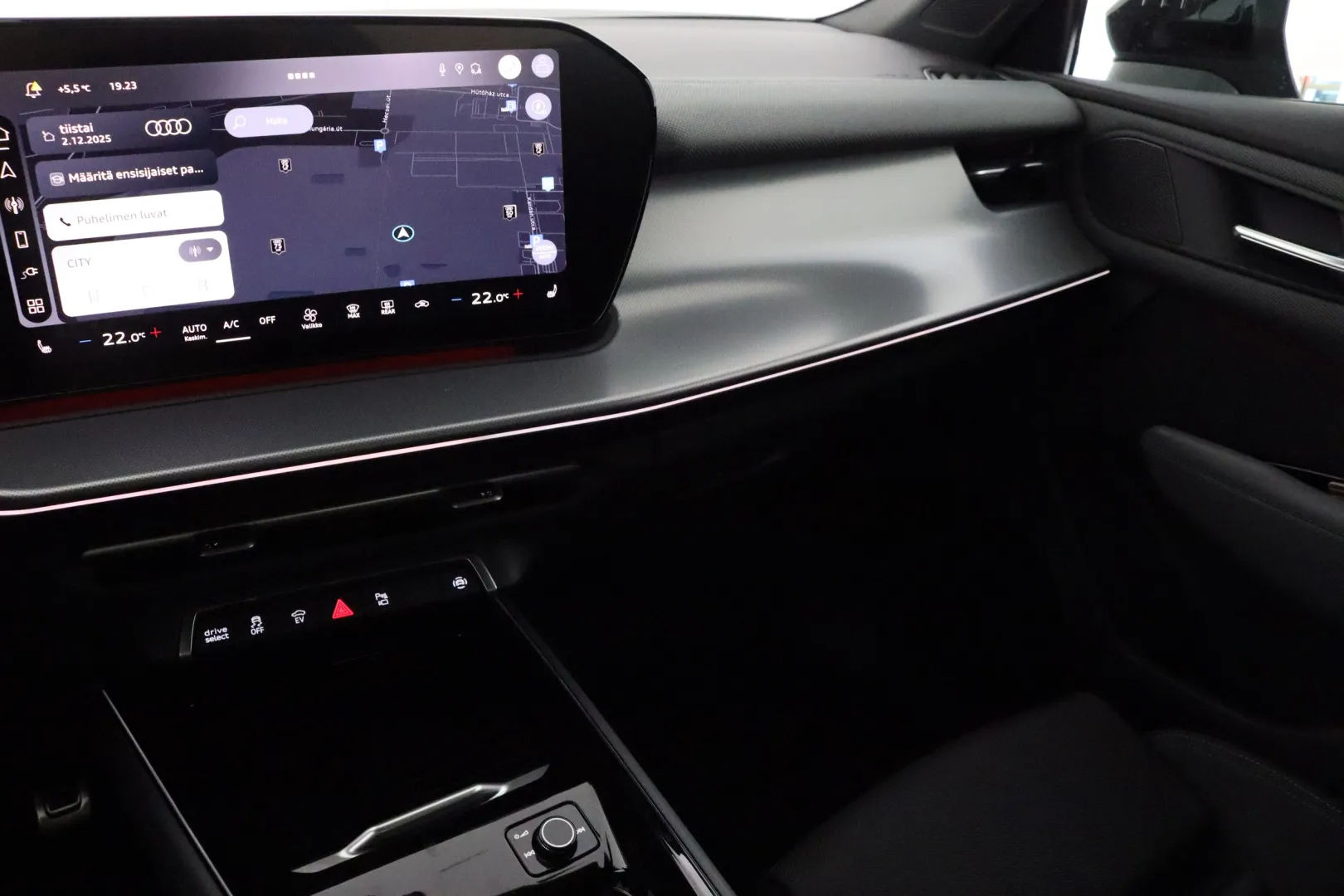 Audi Q3 LTN-261 carousel image