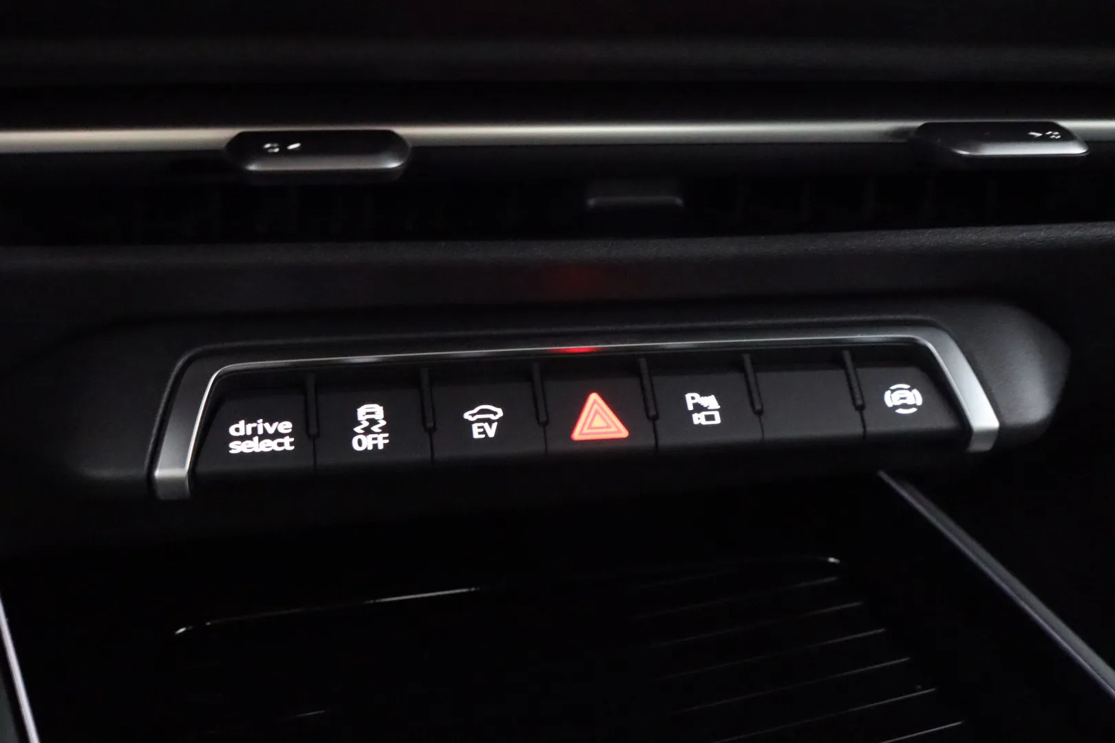 Audi Q3 LTN-261 carousel image