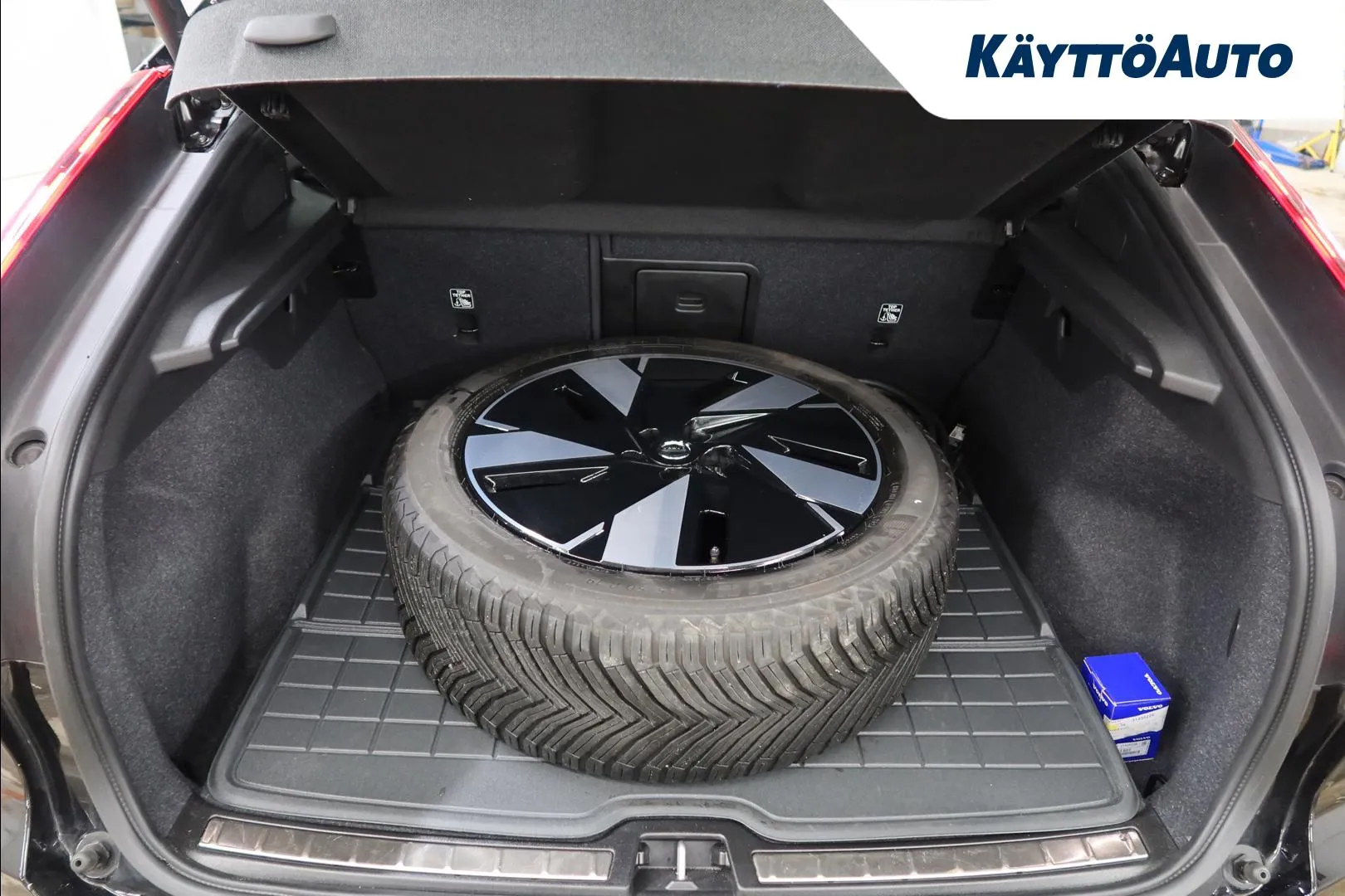 Volvo C40 LTL-870 carousel image