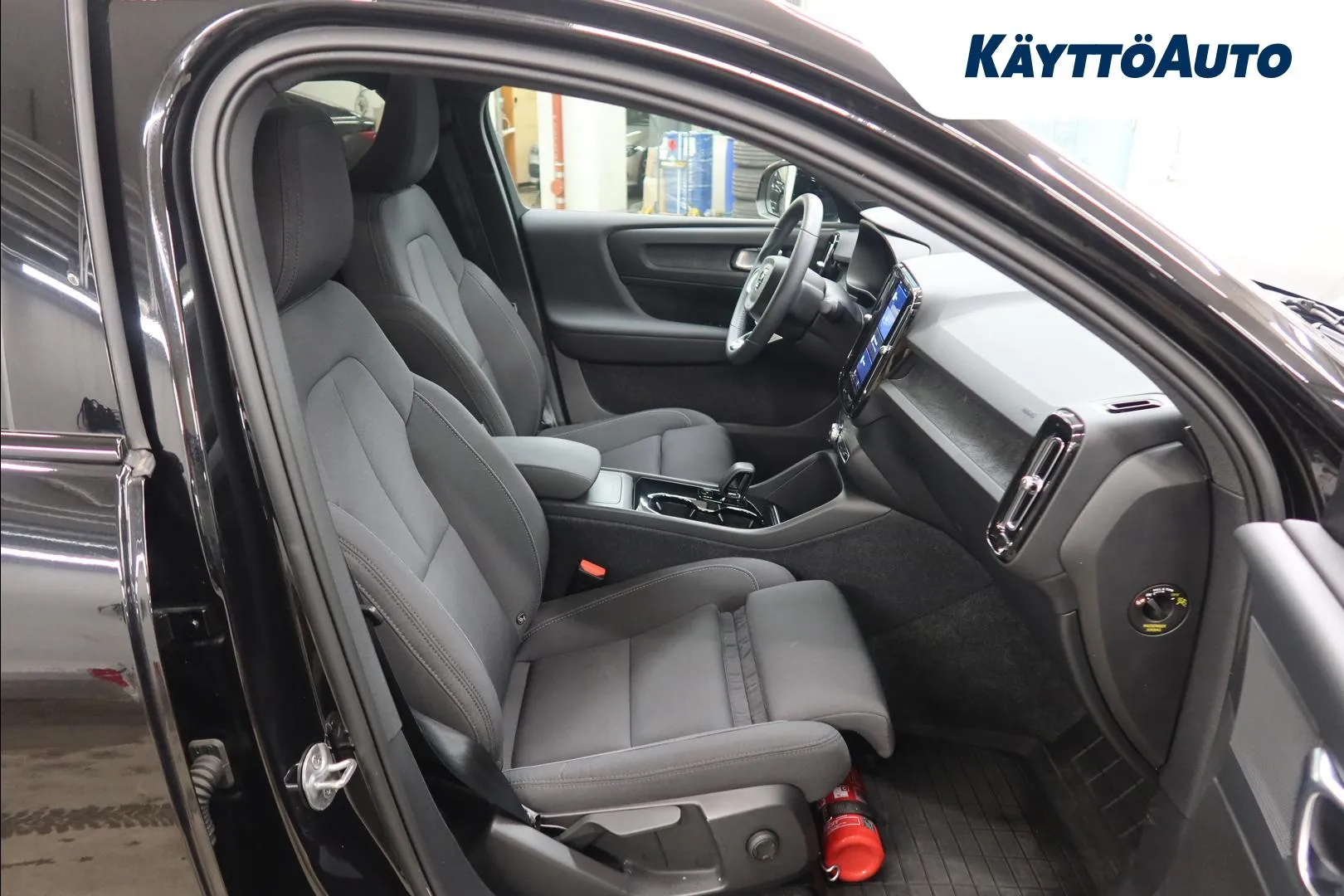 Volvo C40 LTL-870 carousel image