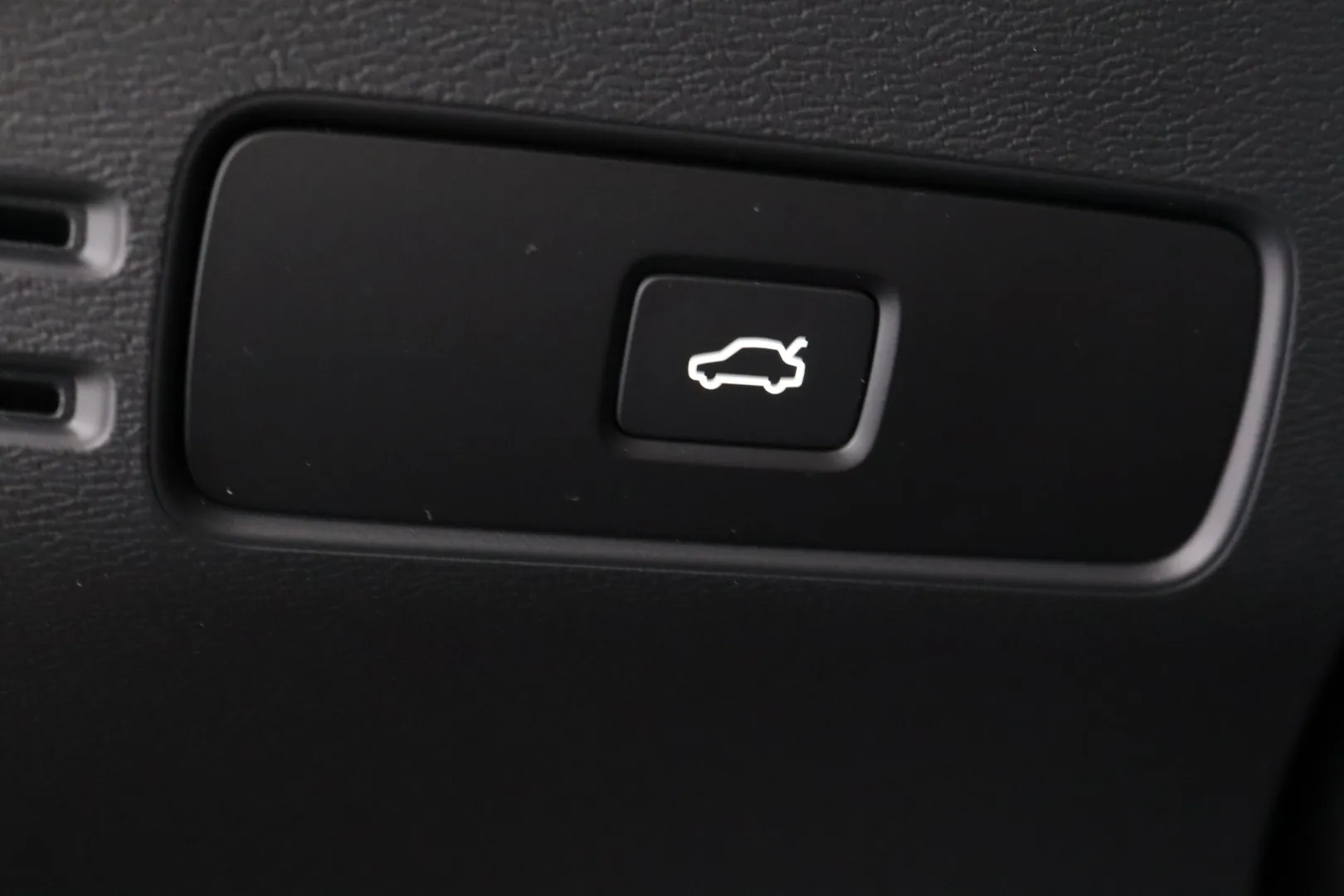 Volvo C40 YYH-774 carousel image