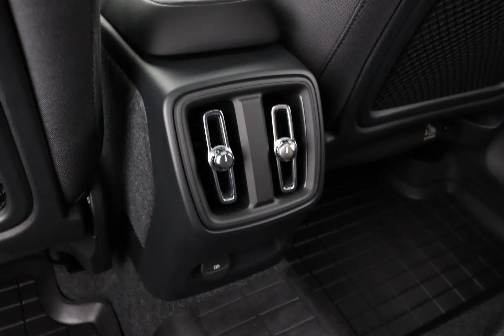 Volvo C40 YYH-774 carousel image