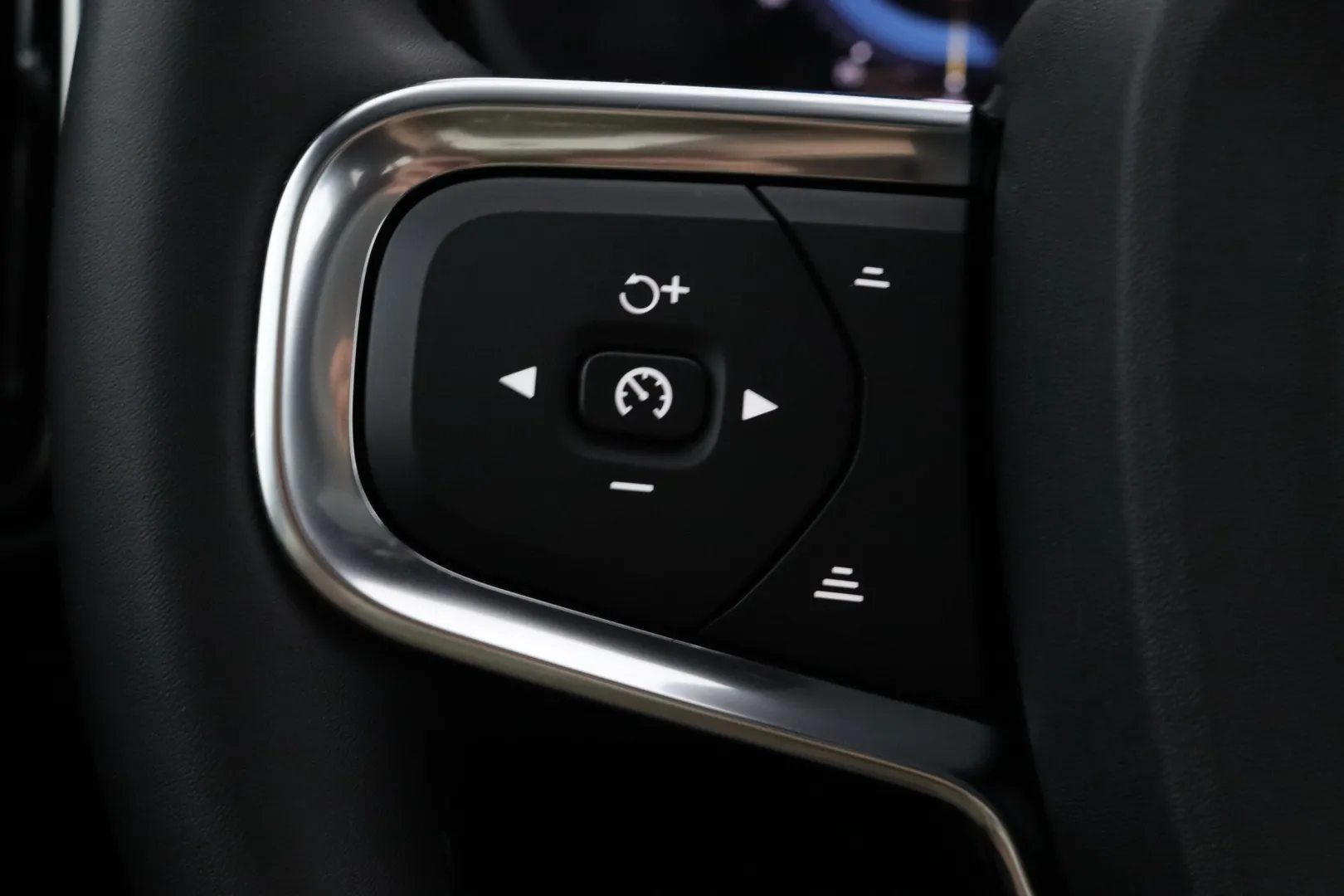 Volvo C40 YYH-774 carousel image