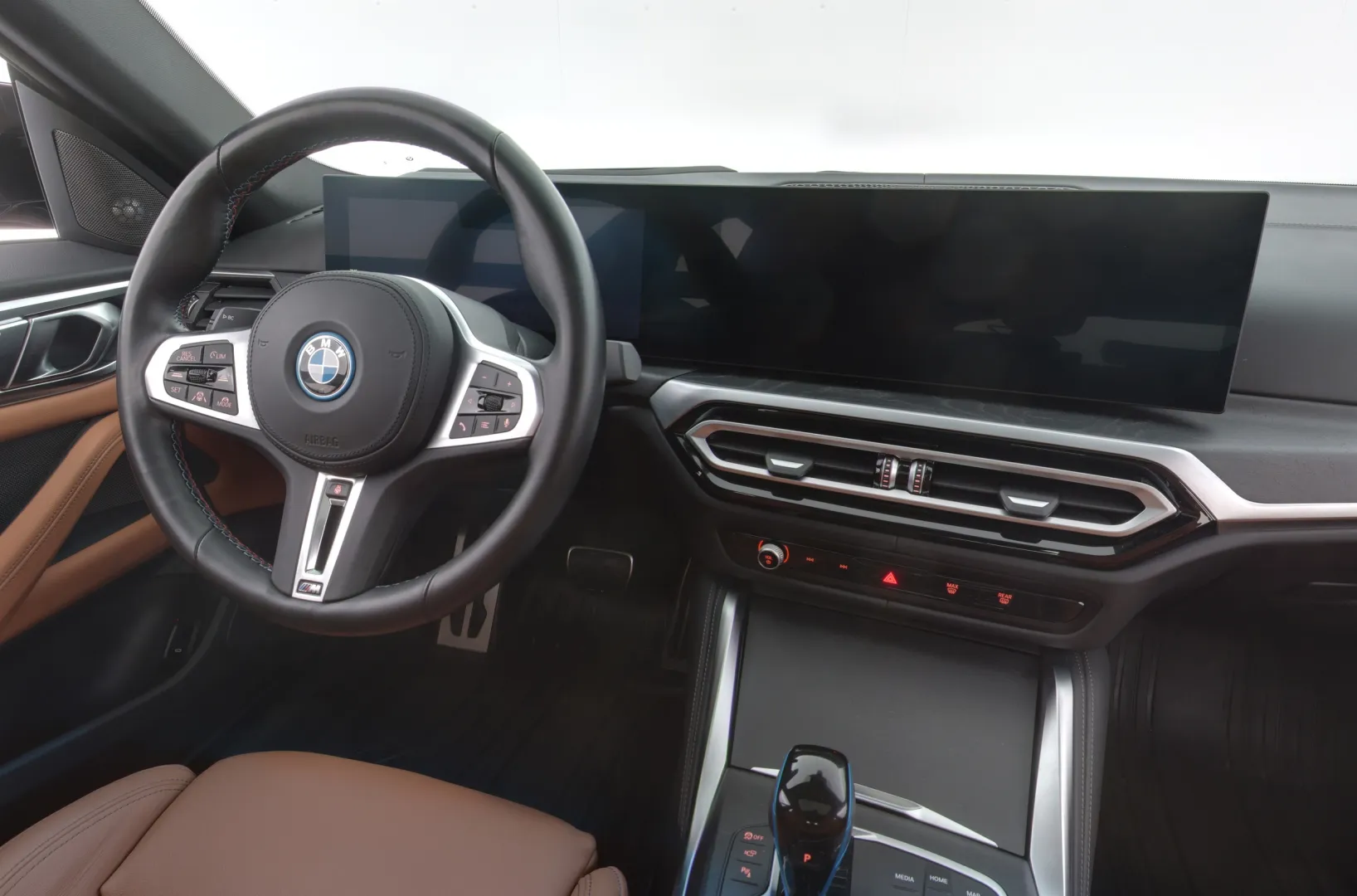 BMW i4 YMA-569 carousel image